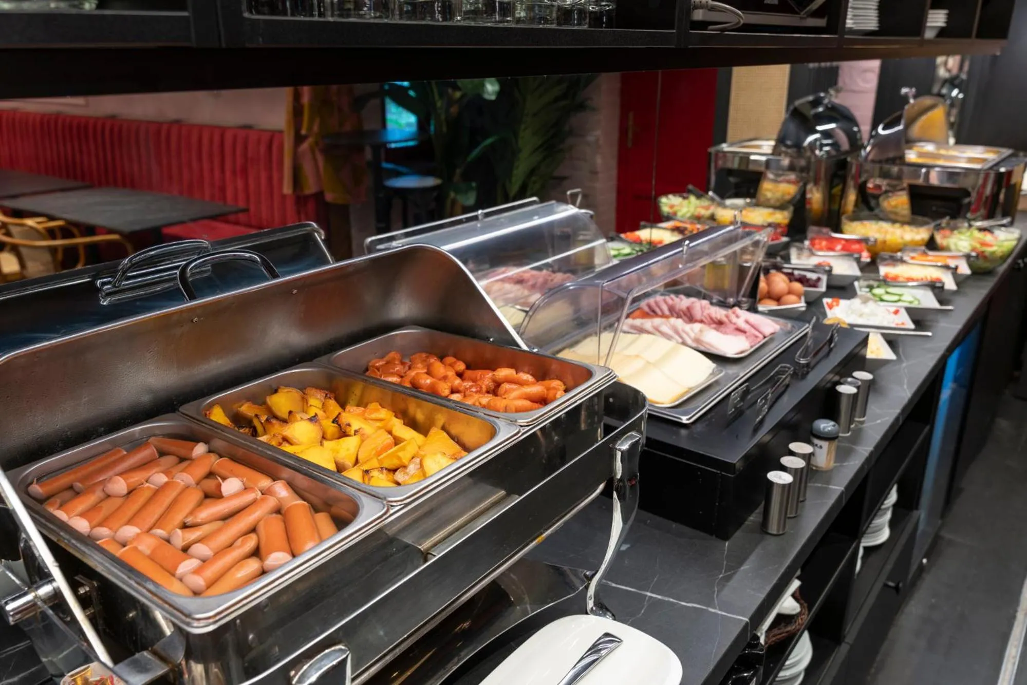 Restaurant/places to eat in Hotel Mika Downtown