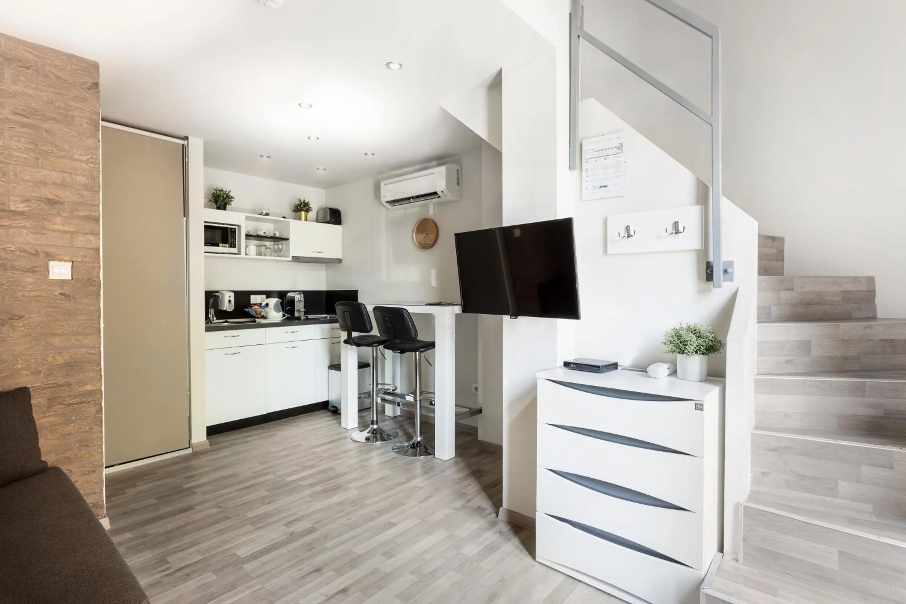 TV and multimedia in Hotel Mika Downtown