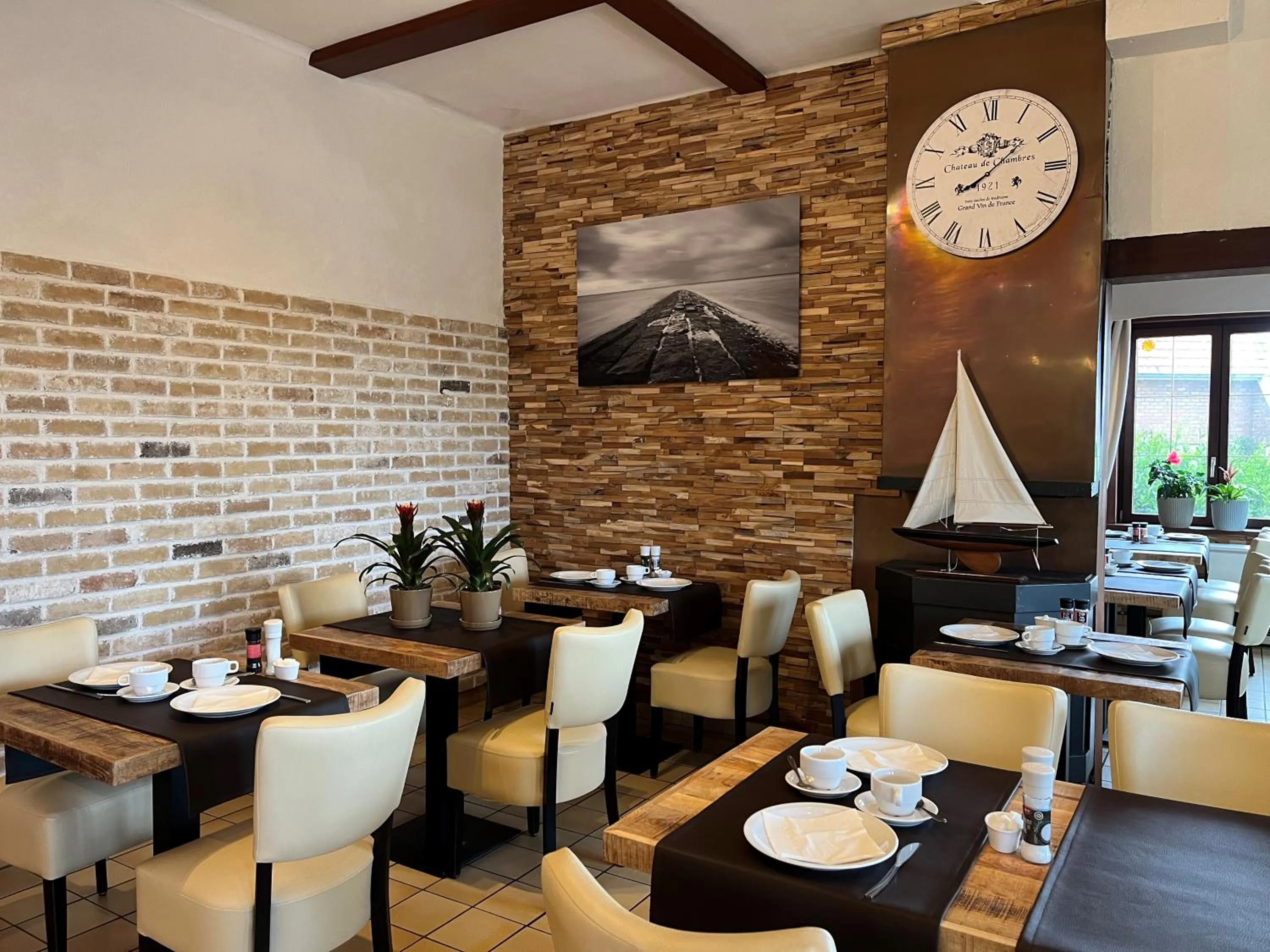 Restaurant/places to eat in Hotel Westendia and Free Parking Top Breakfast