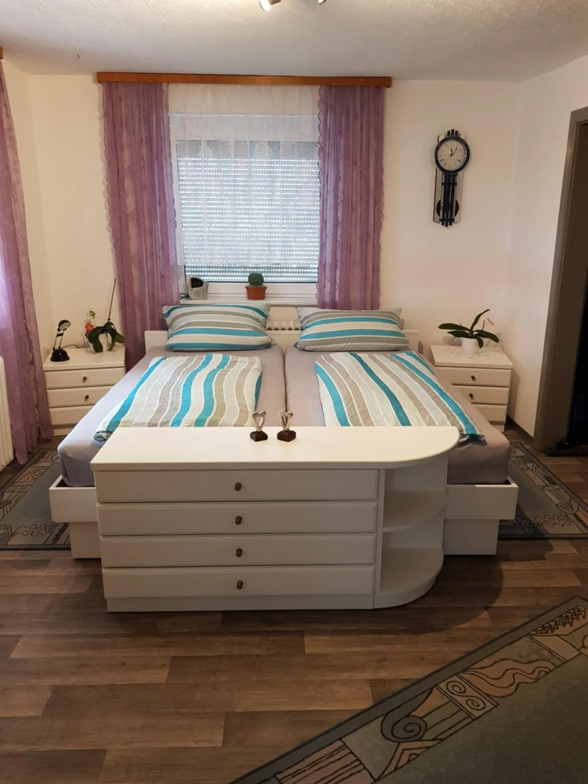 Bed in Ferienwohnung Eliah