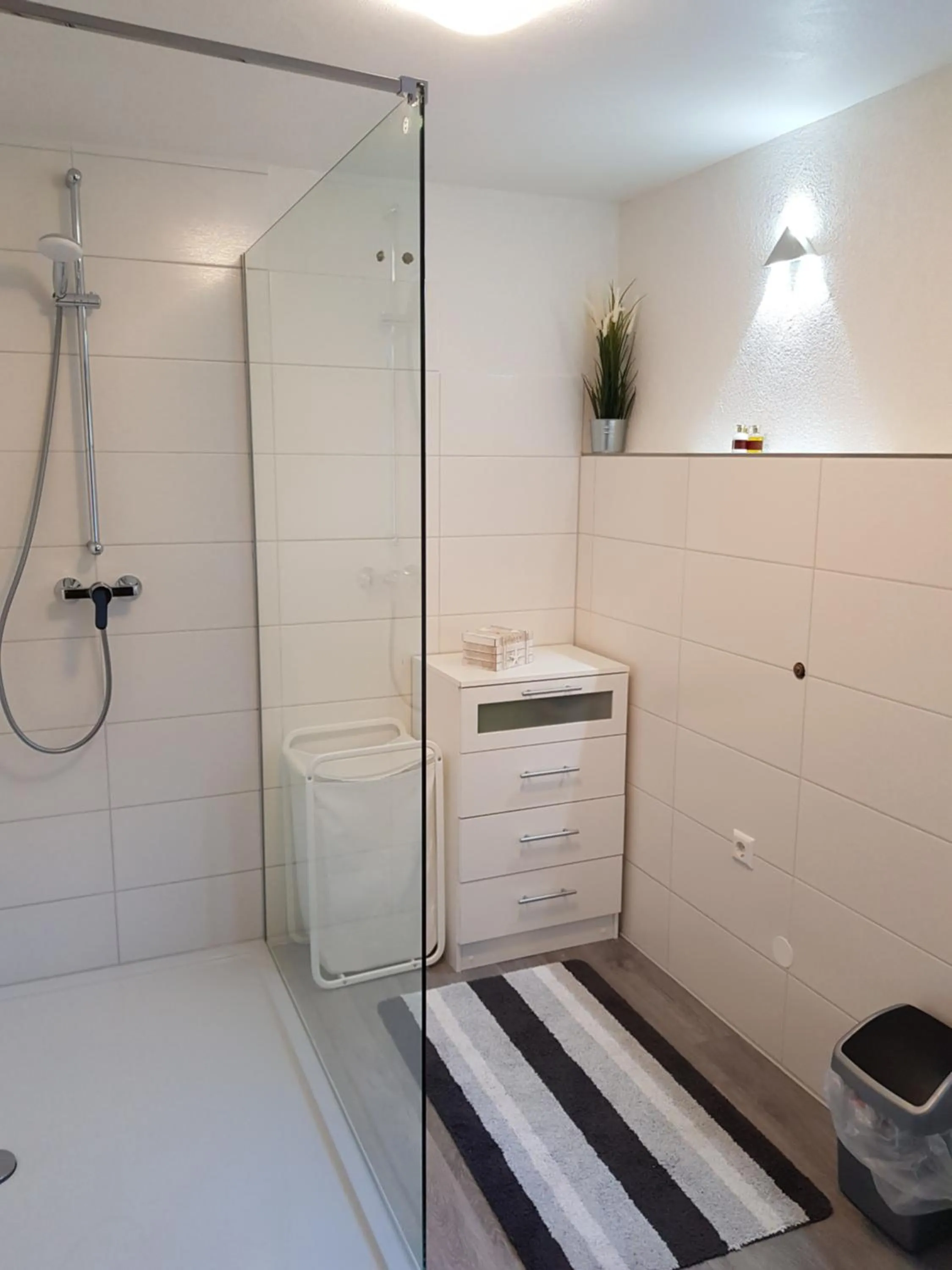 Shower in Ferienwohnung Eliah