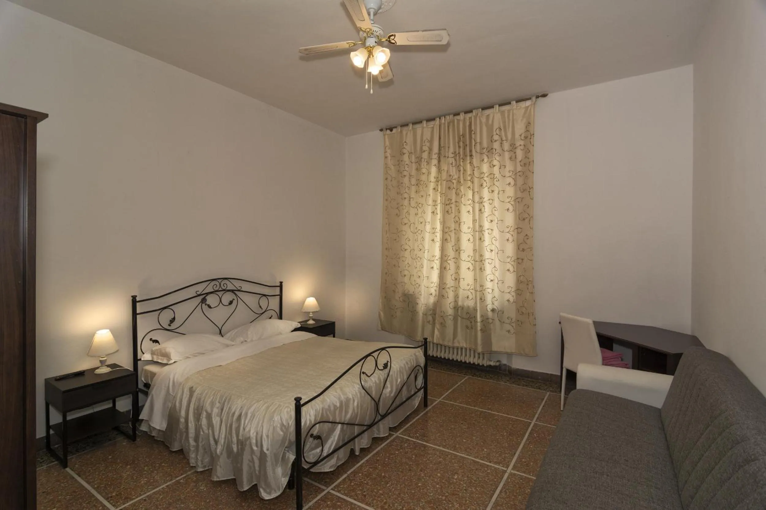 Bed in Holiday Pisa Gare