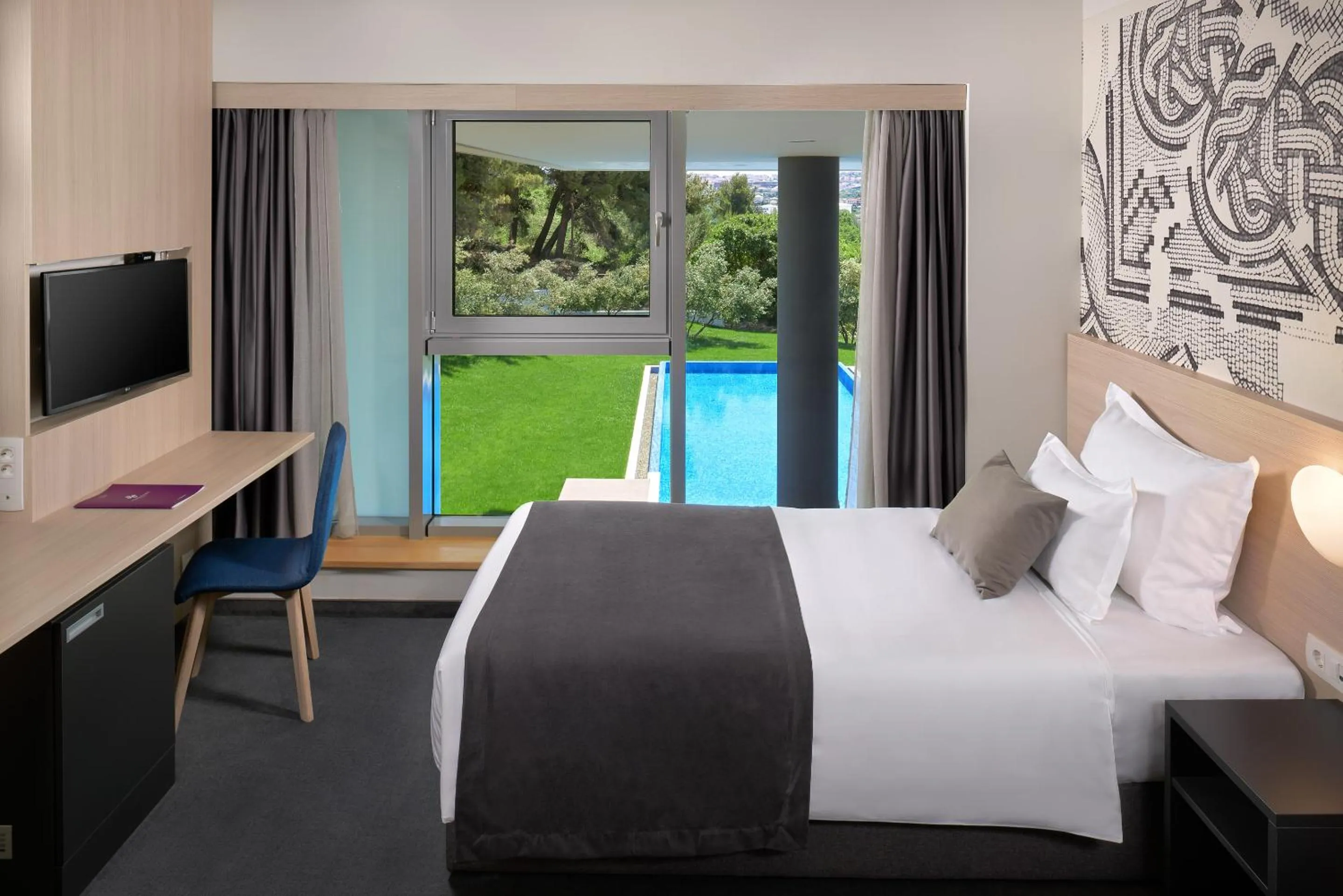 Pool view, Bed in Hotel Salona Palace