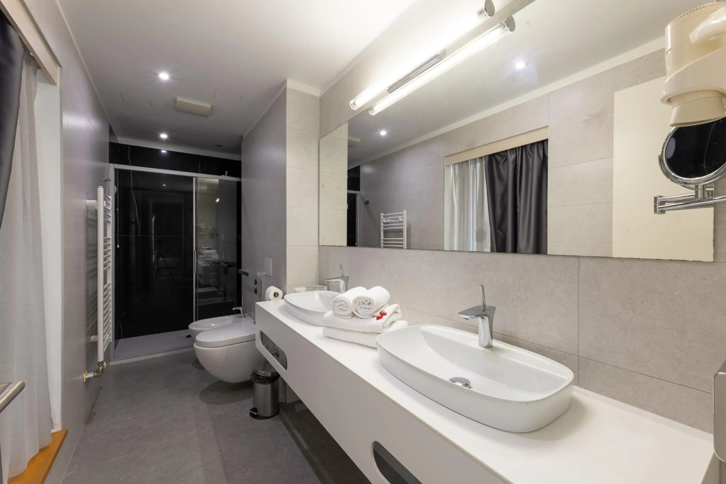 Shower in Hotel Salona Palace