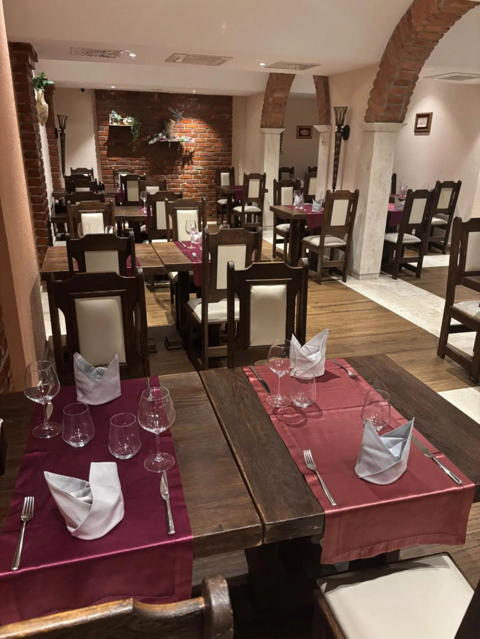 Restaurant/places to eat in Hotel Salona Palace