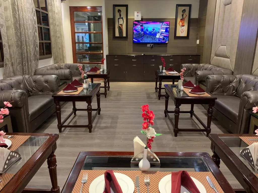 Restaurant/Places to Eat in Clarion Inn Amps Patiala