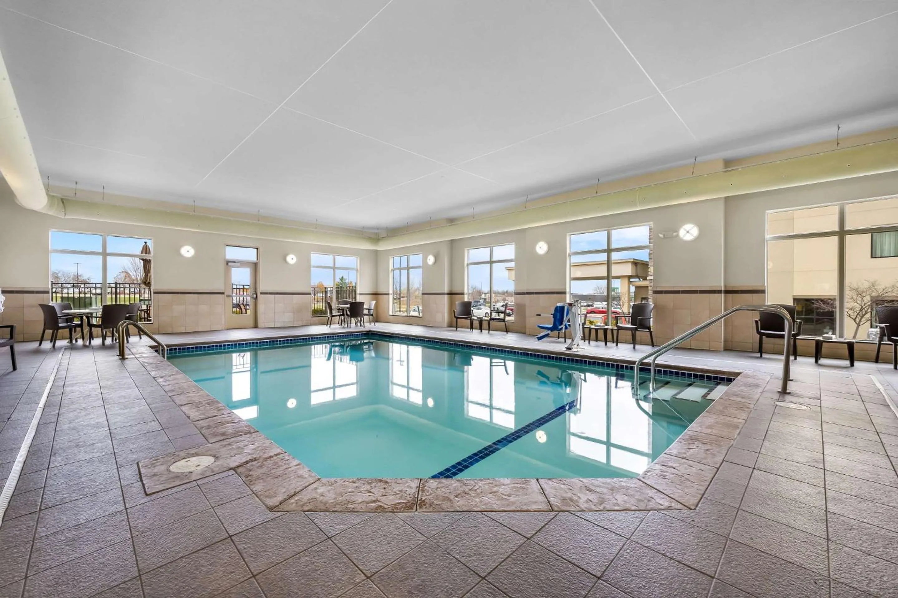 Swimming pool in Sleep Inn & Suites West-Near Medical Center
