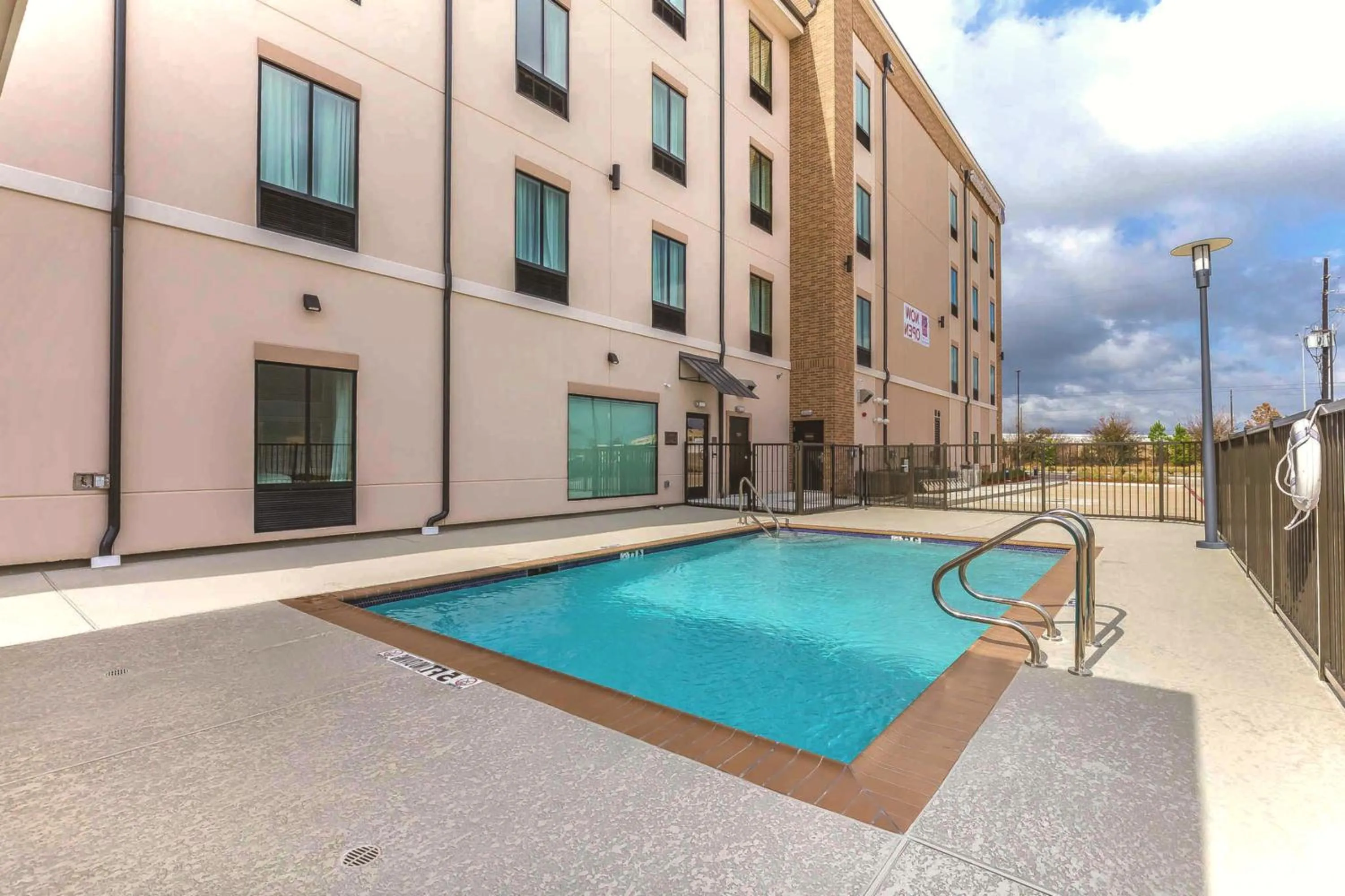 Swimming pool in Comfort Suites Near Sam Houston Race Park