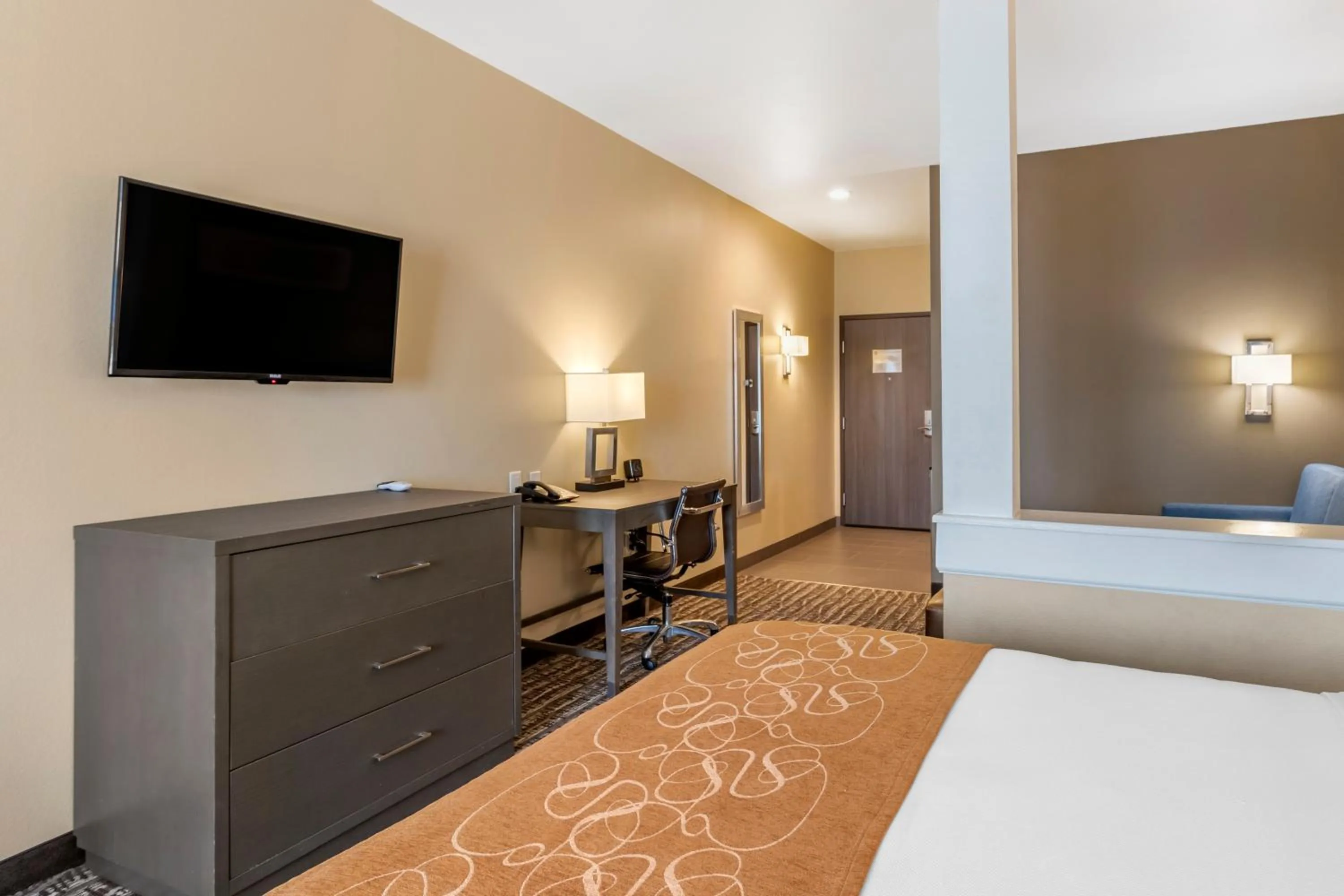 Photo of the whole room, Bed in Comfort Suites Near Sam Houston Race Park