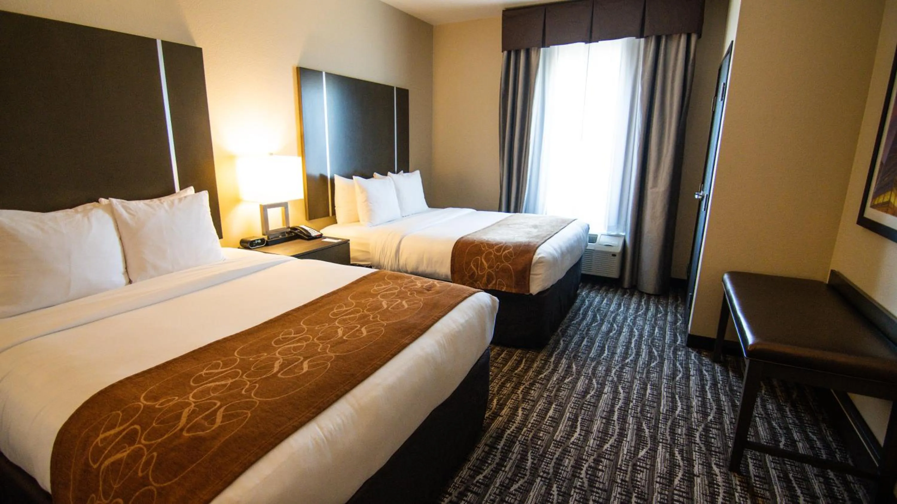 Photo of the whole room, Bed in Comfort Suites Near Sam Houston Race Park