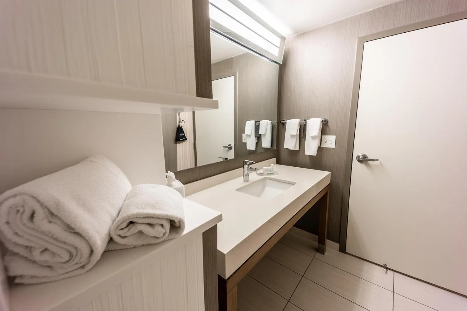 Bathroom, Bed in Courtyard by Marriott Rome