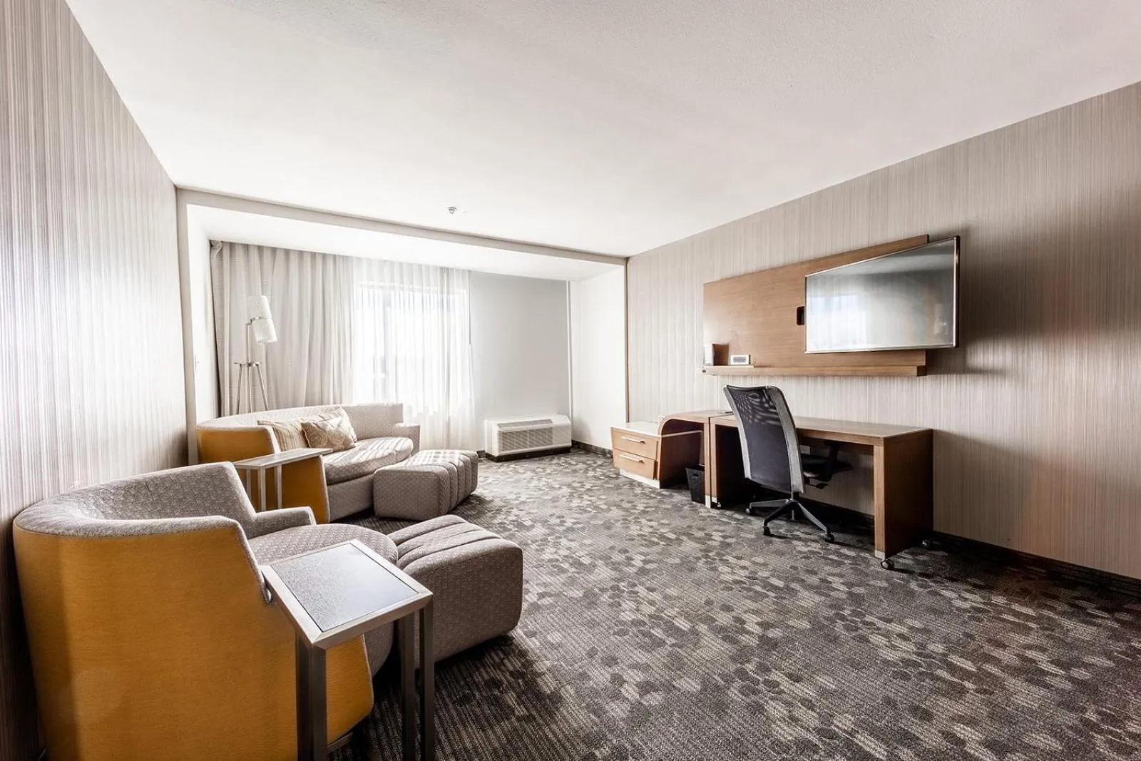 Living room in Courtyard by Marriott Rome