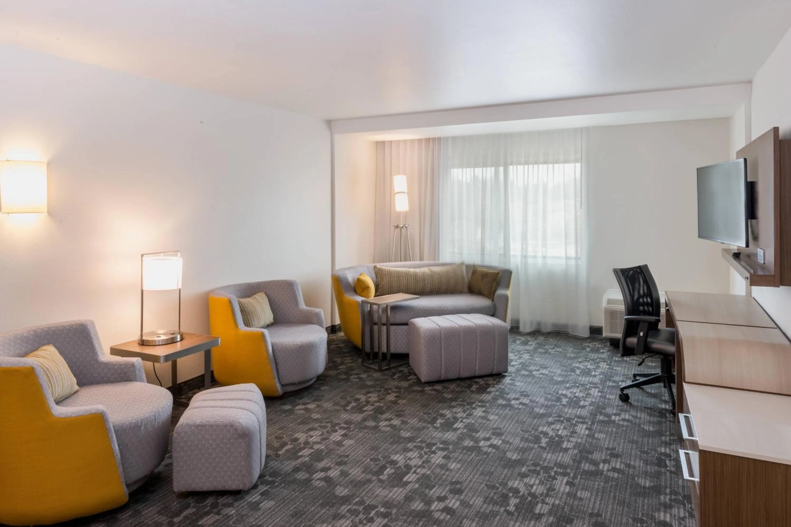 Living room in Courtyard by Marriott Somerset