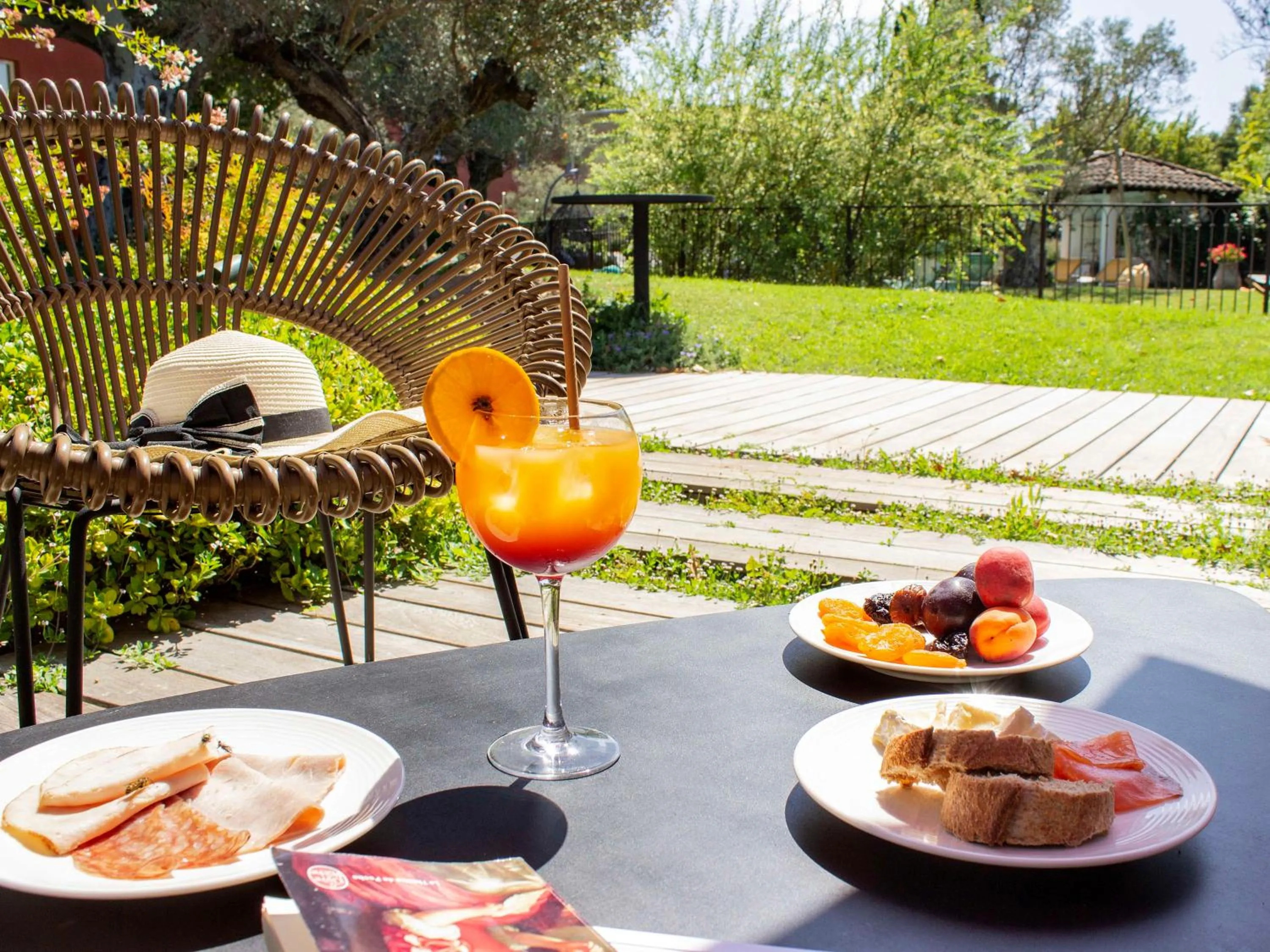 Restaurant/places to eat in Best Western Plus Le Lavarin