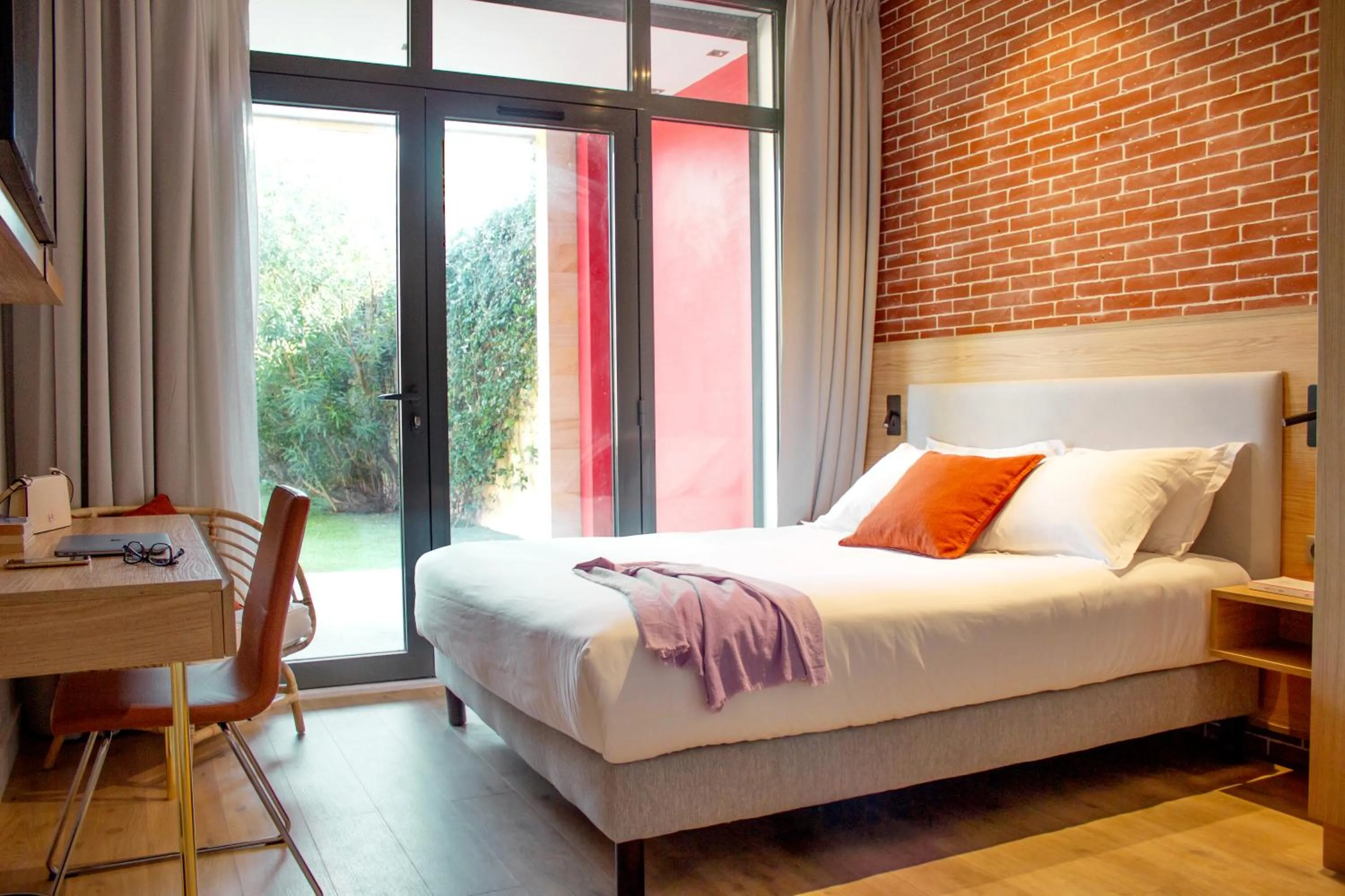 Bed in Best Western Plus Le Lavarin