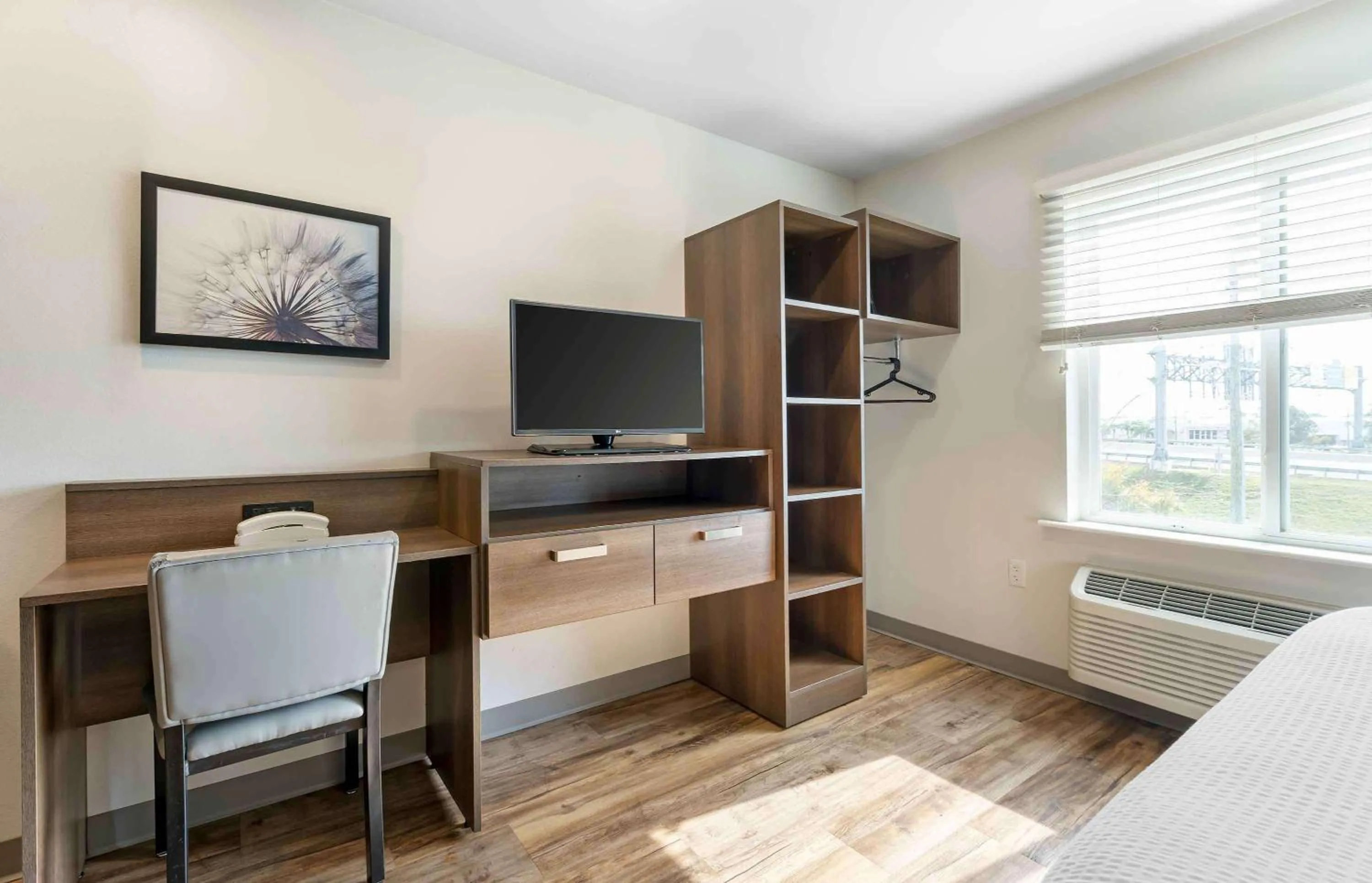 Bedroom, Bed in Extended Stay America Select Suites - Orlando - Airport