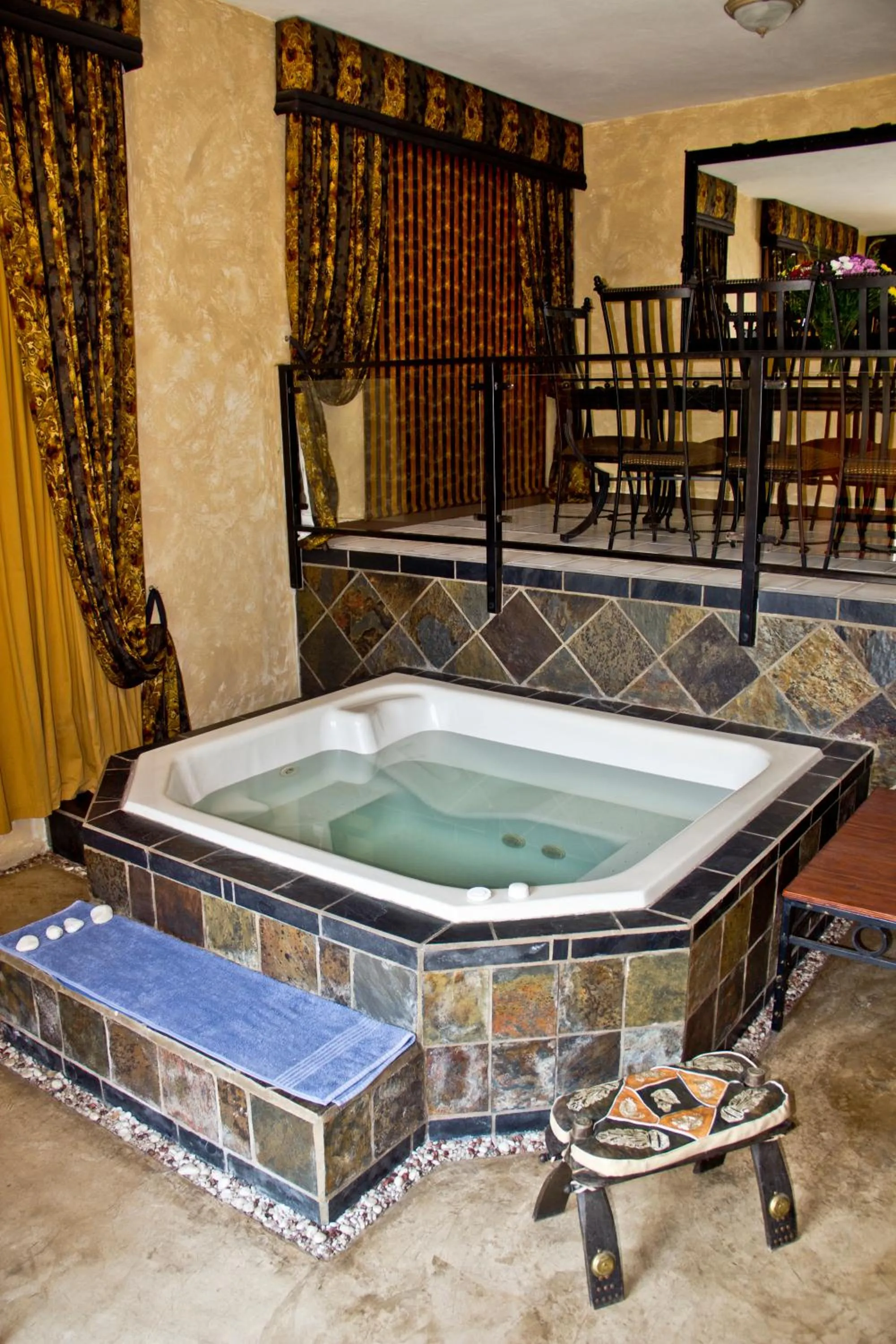 Hot Tub in Fa'Trez Guest House & Spa