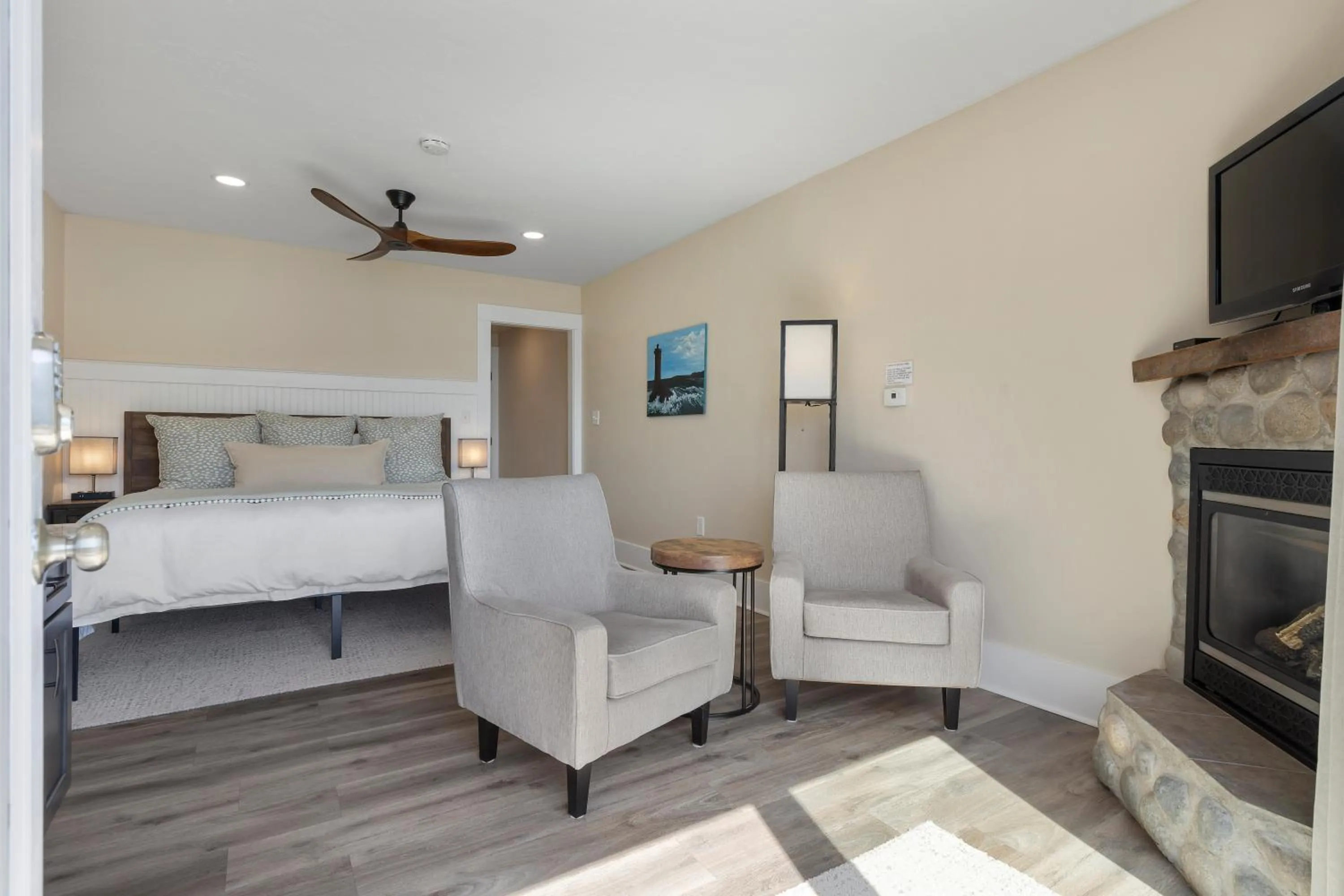 Seating area, Bed in Waterfront Inn