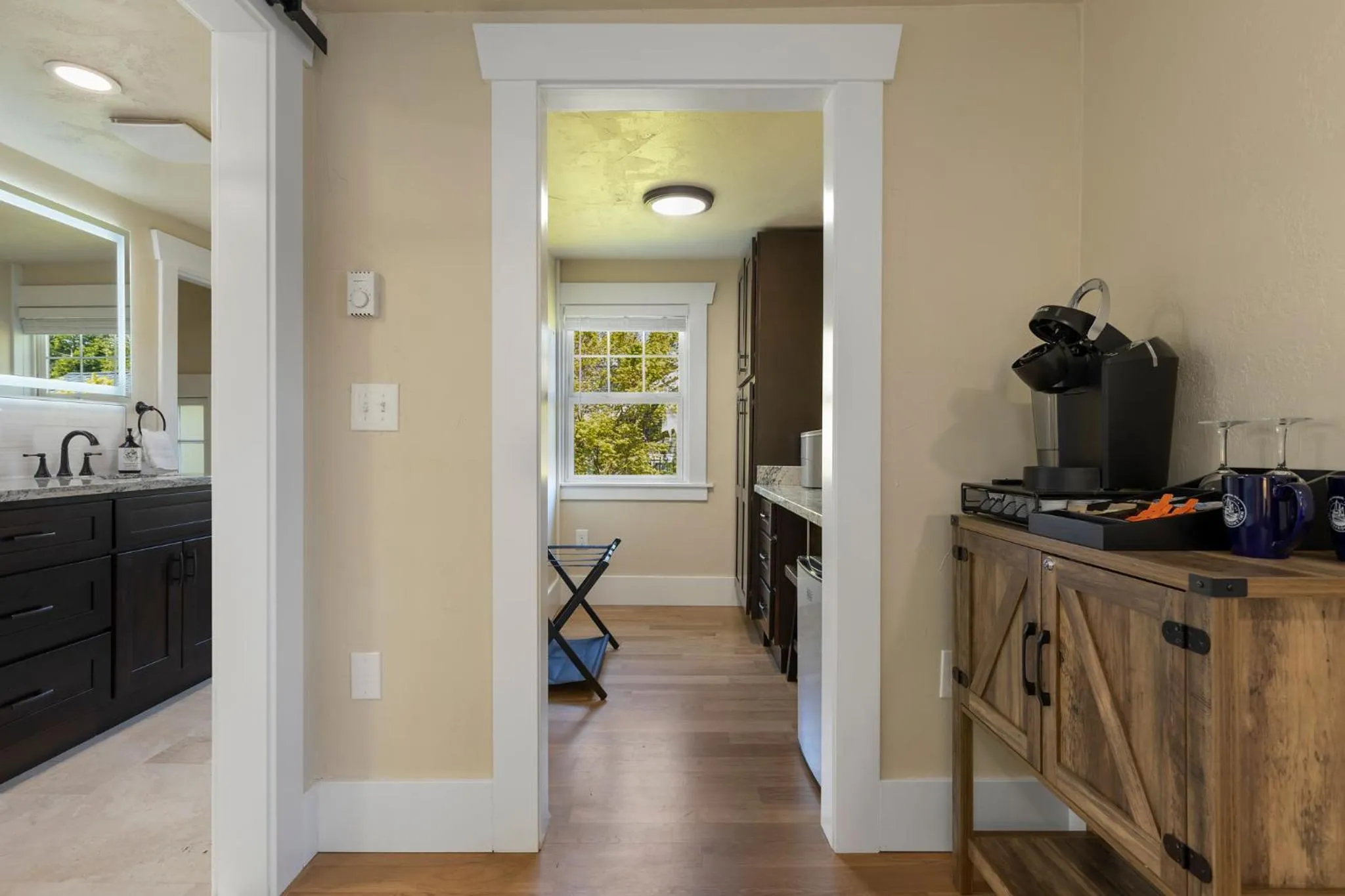 Coffee/tea facilities in Waterfront Inn