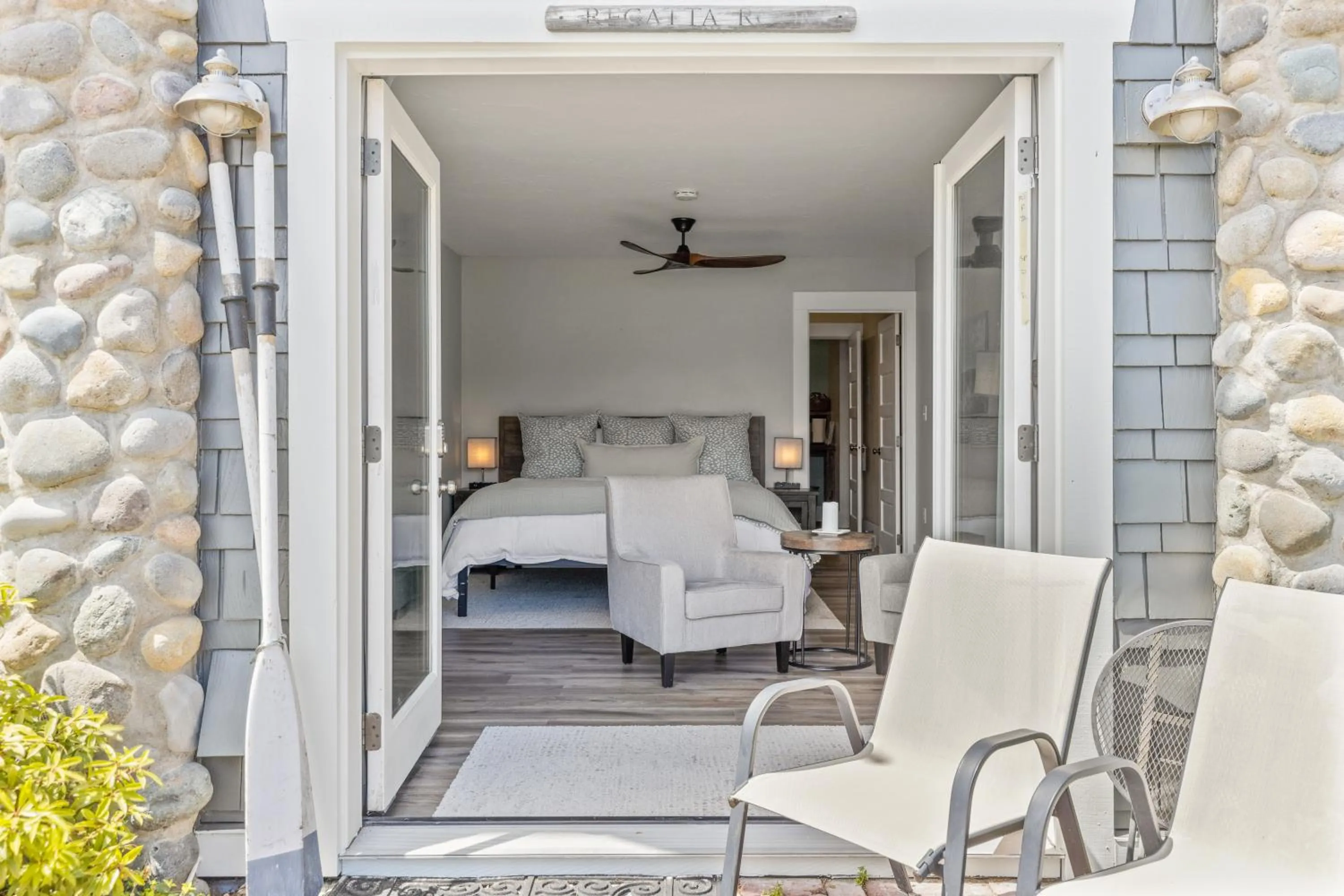 Photo of the whole room, Bed in Waterfront Inn