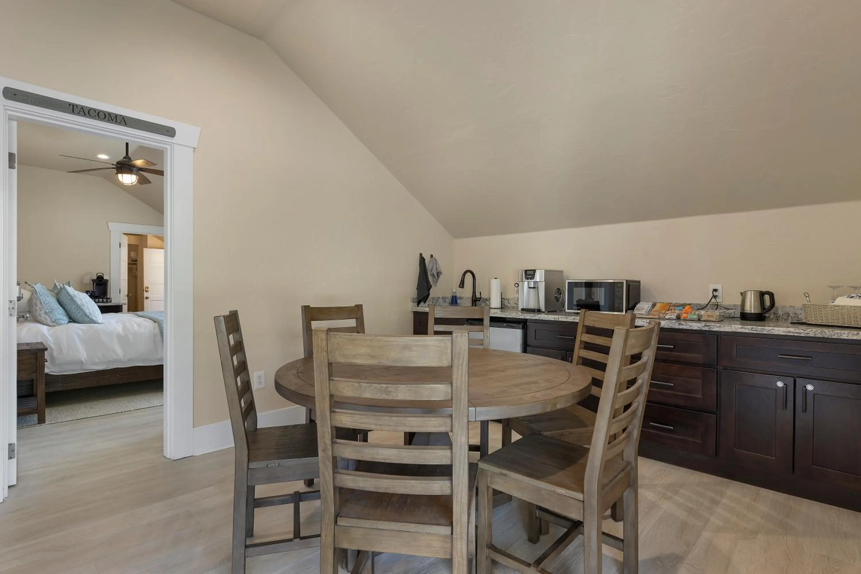 Living room, Bed in Waterfront Inn