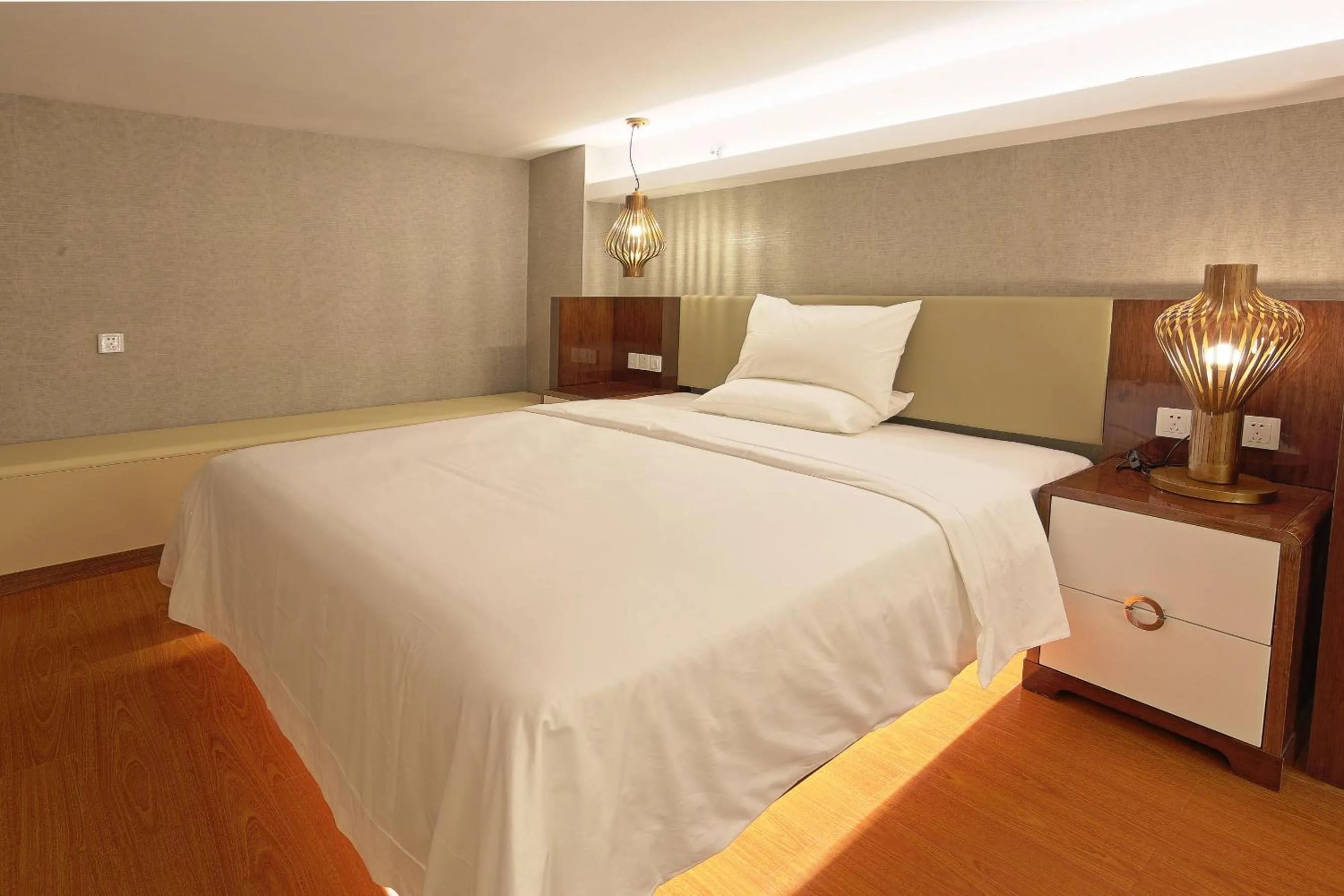 bunk bed in Days Inn South Guangzhou Raiway Station