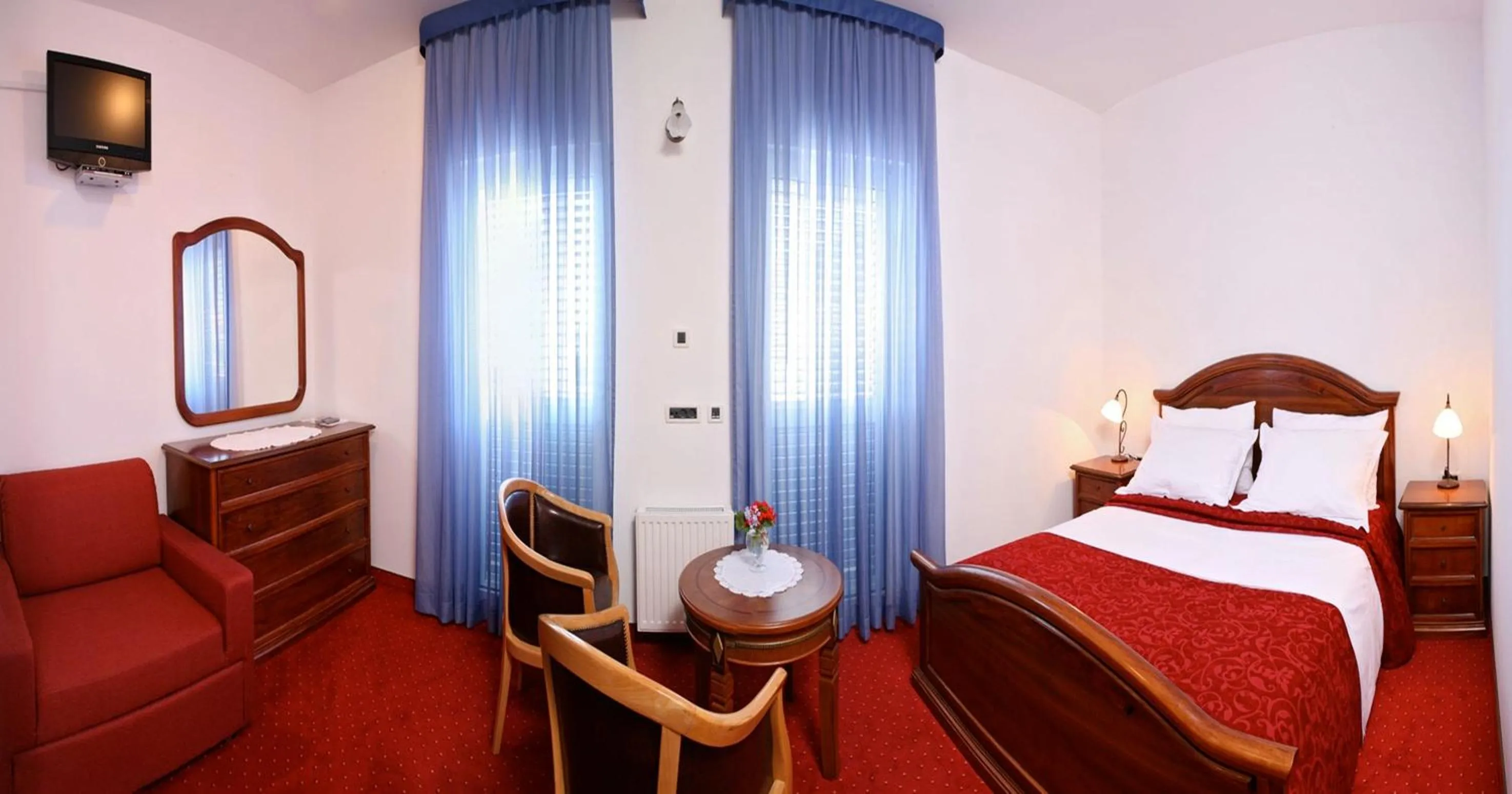 Photo of the whole room, Bed in Villa Mediterana