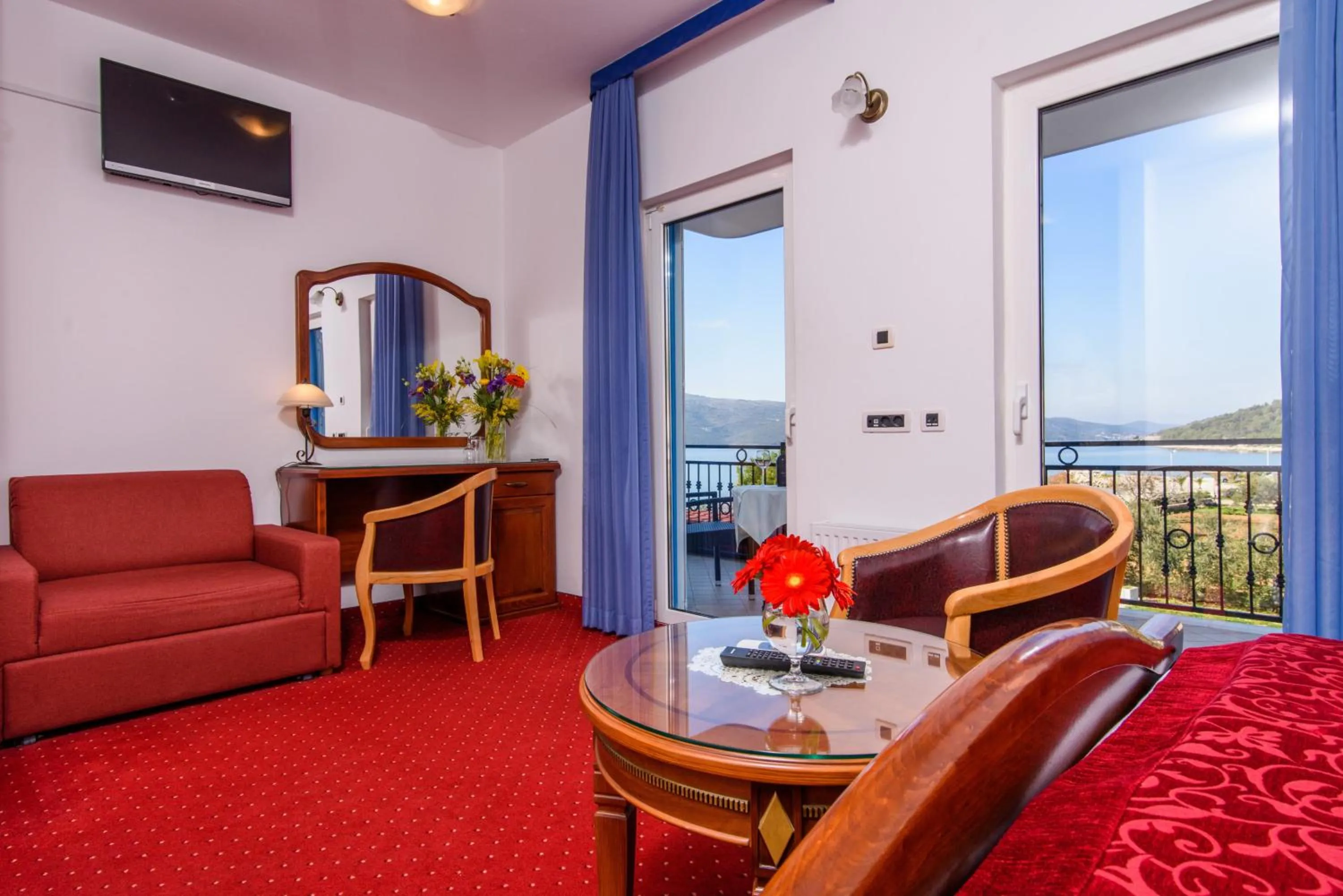 Photo of the whole room in Villa Mediterana