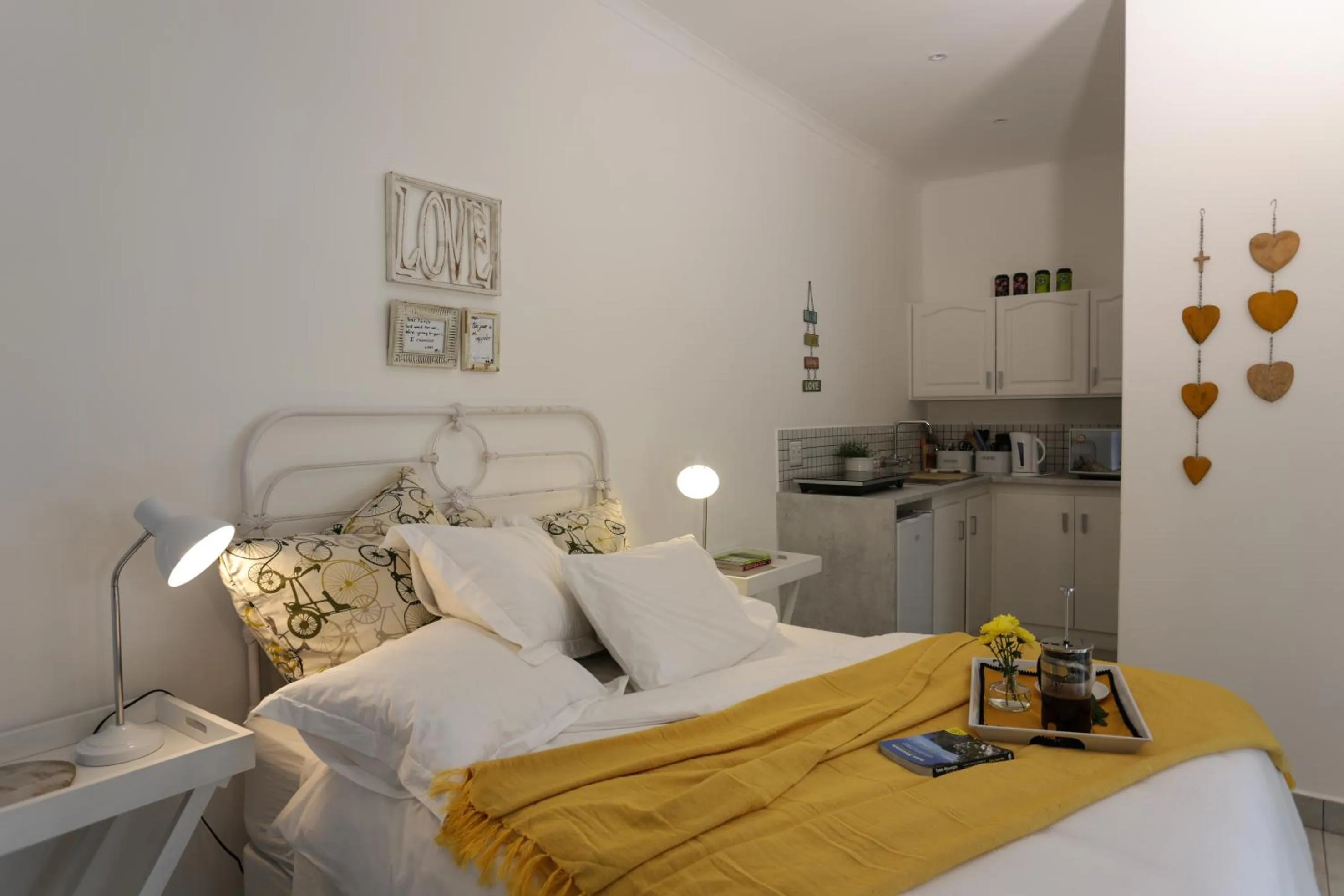 Bedroom, Bed in Waterland Lodge