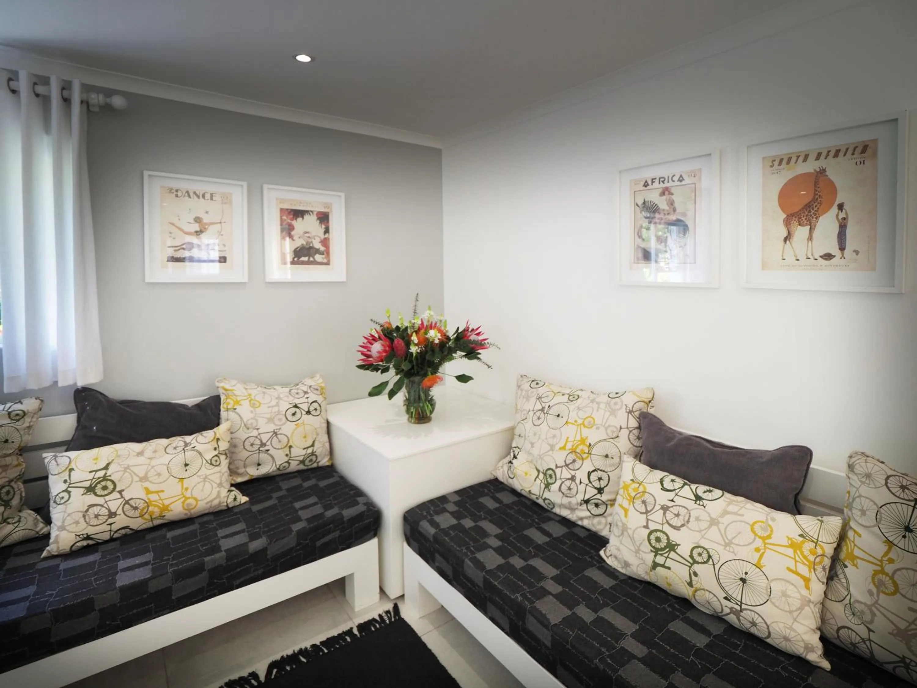 Seating area, Bed in Waterland Lodge