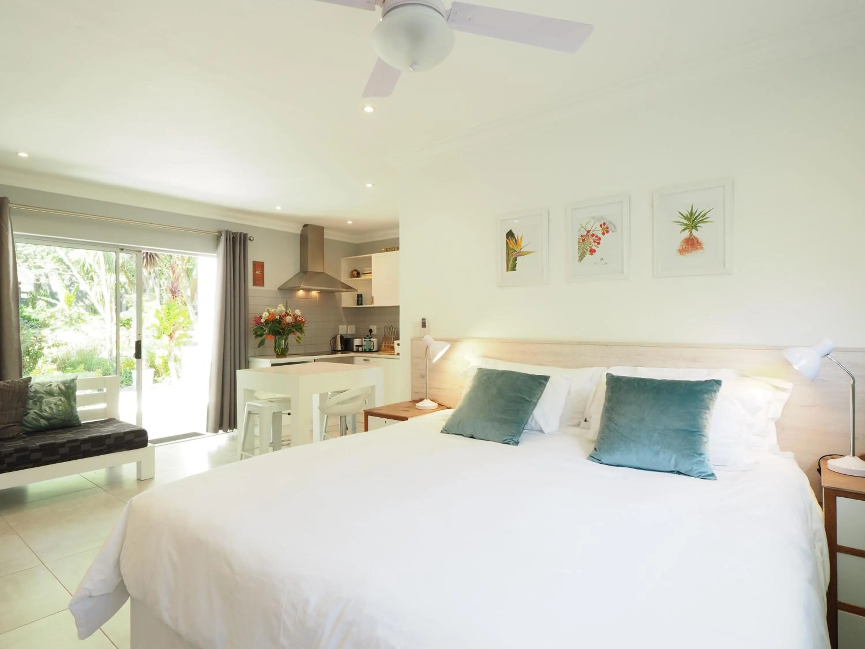 Photo of the whole room, Bed in Waterland Lodge