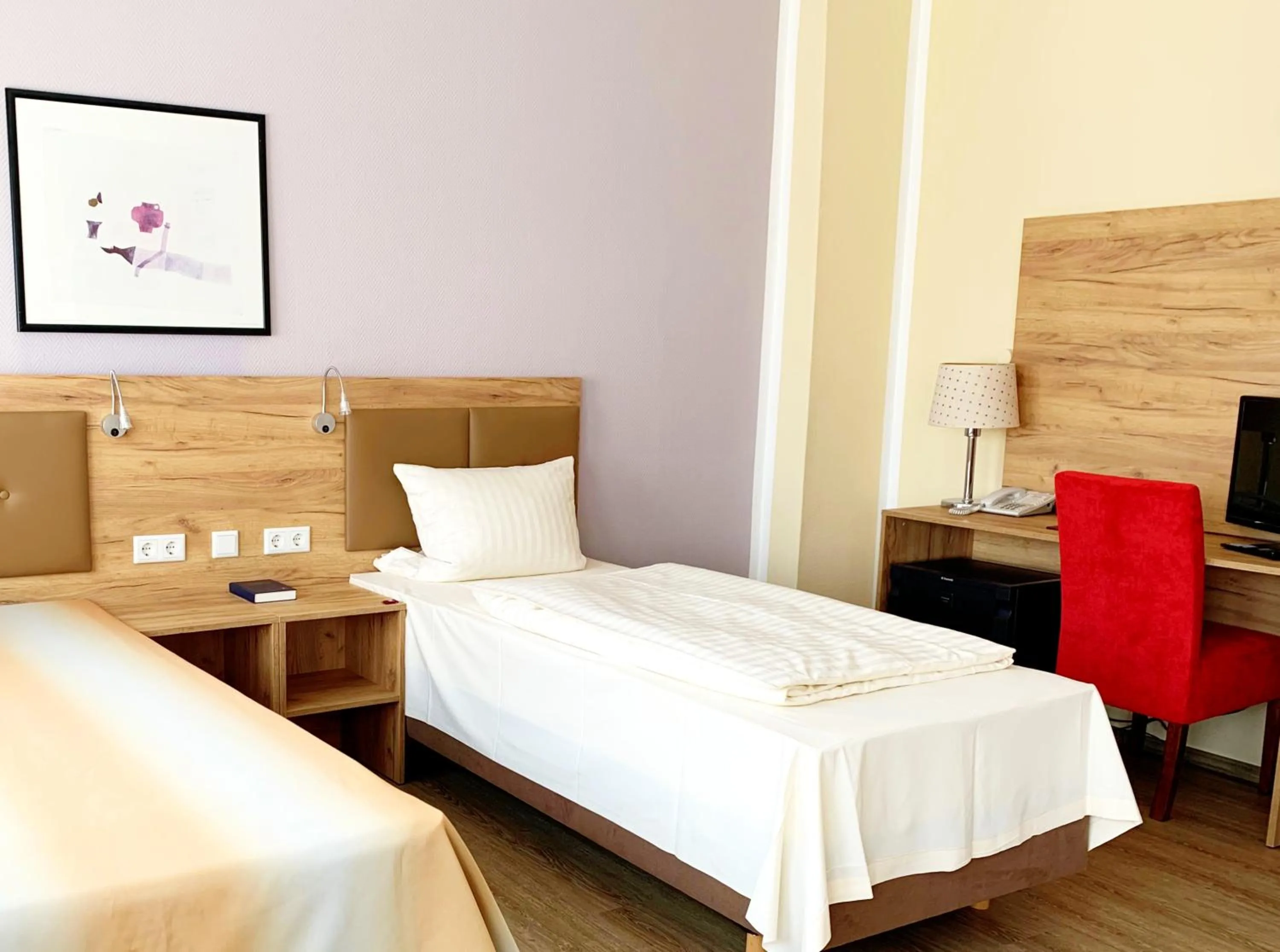 Property building, Bed in Turm Hotel Hanau