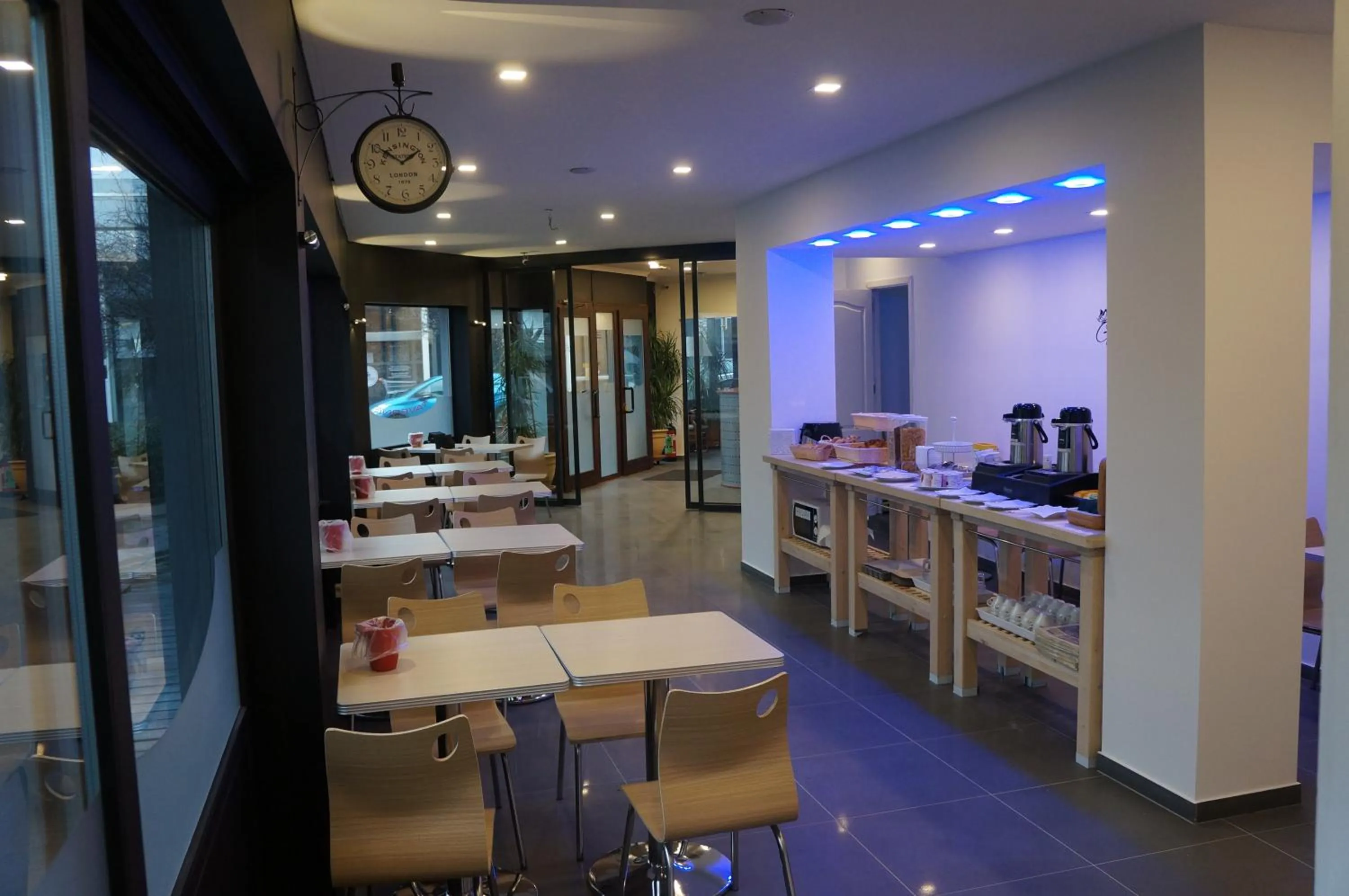 Restaurant/places to eat in Hotel Evergreen