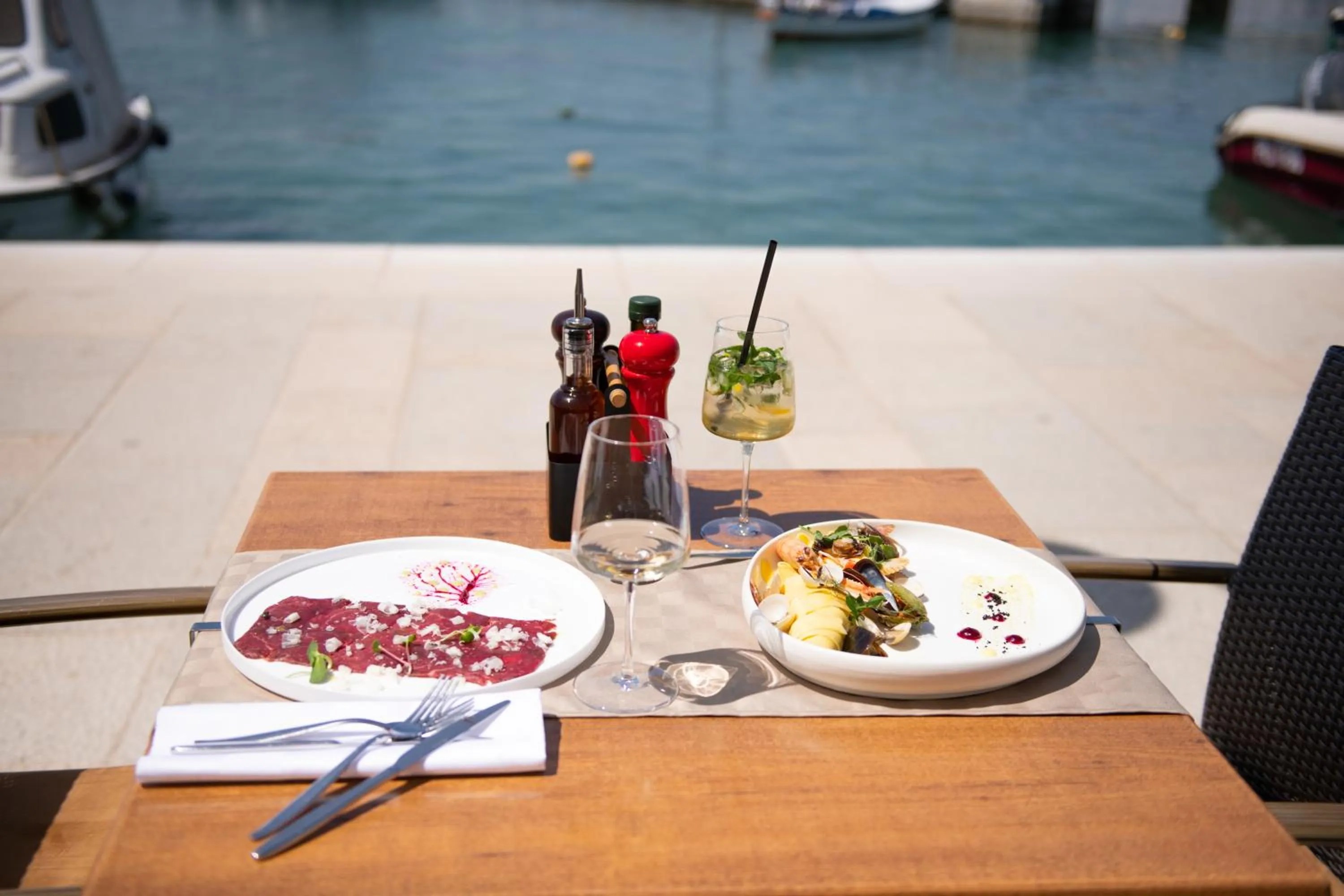 Restaurant/places to eat in Hotel Marina