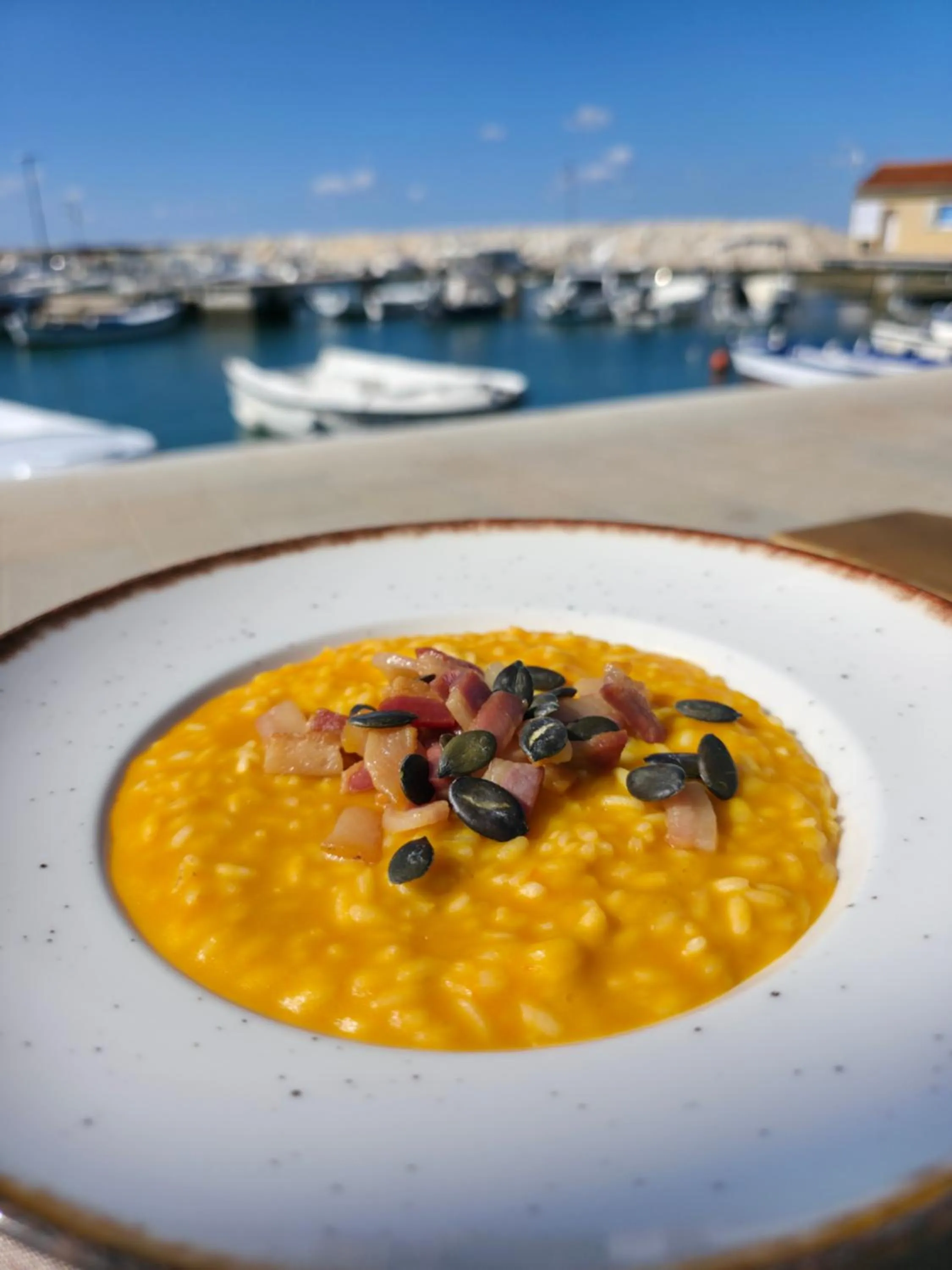 Restaurant/places to eat in Hotel Marina