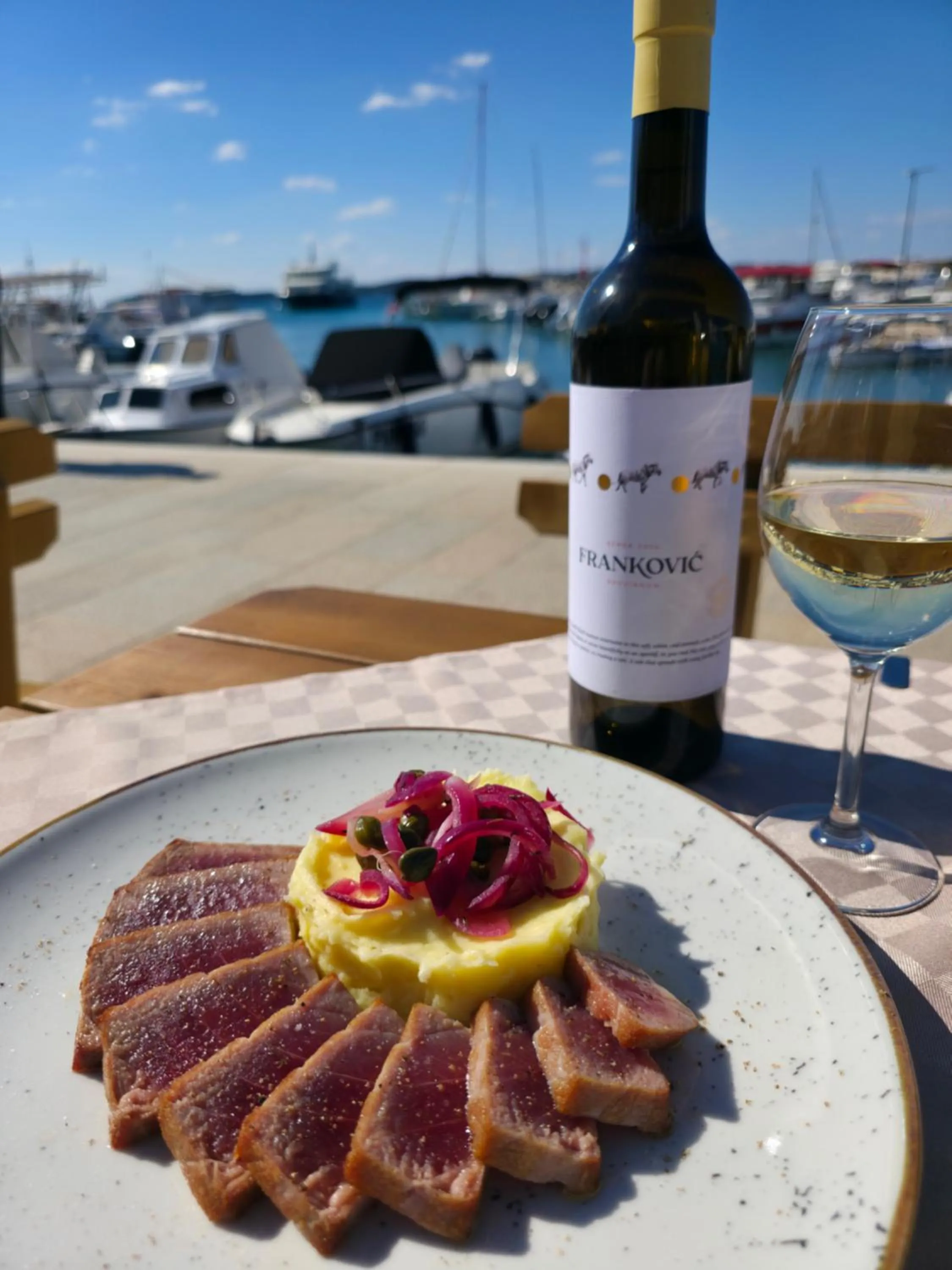 Restaurant/places to eat in Hotel Marina