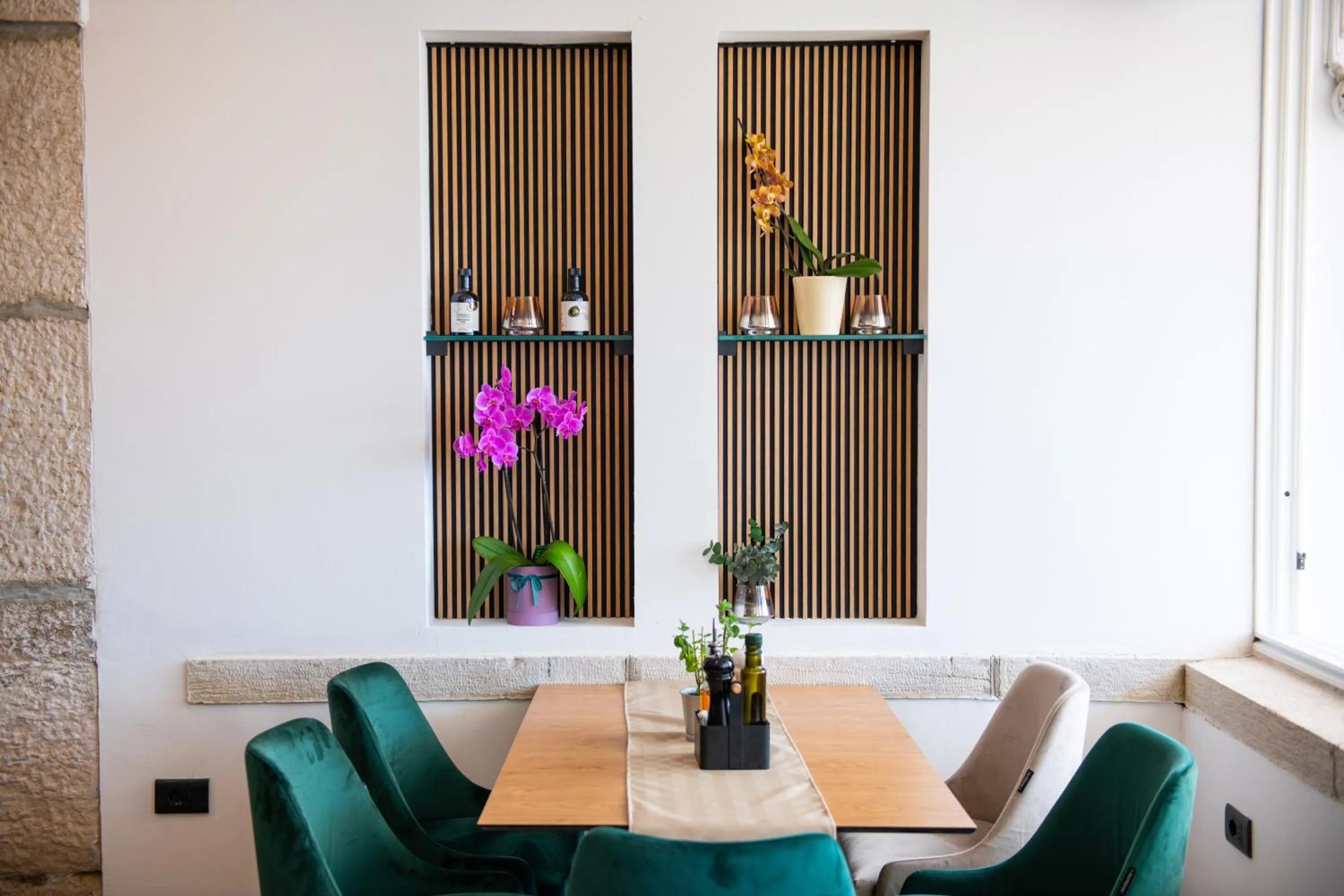 Restaurant/places to eat in Hotel Marina