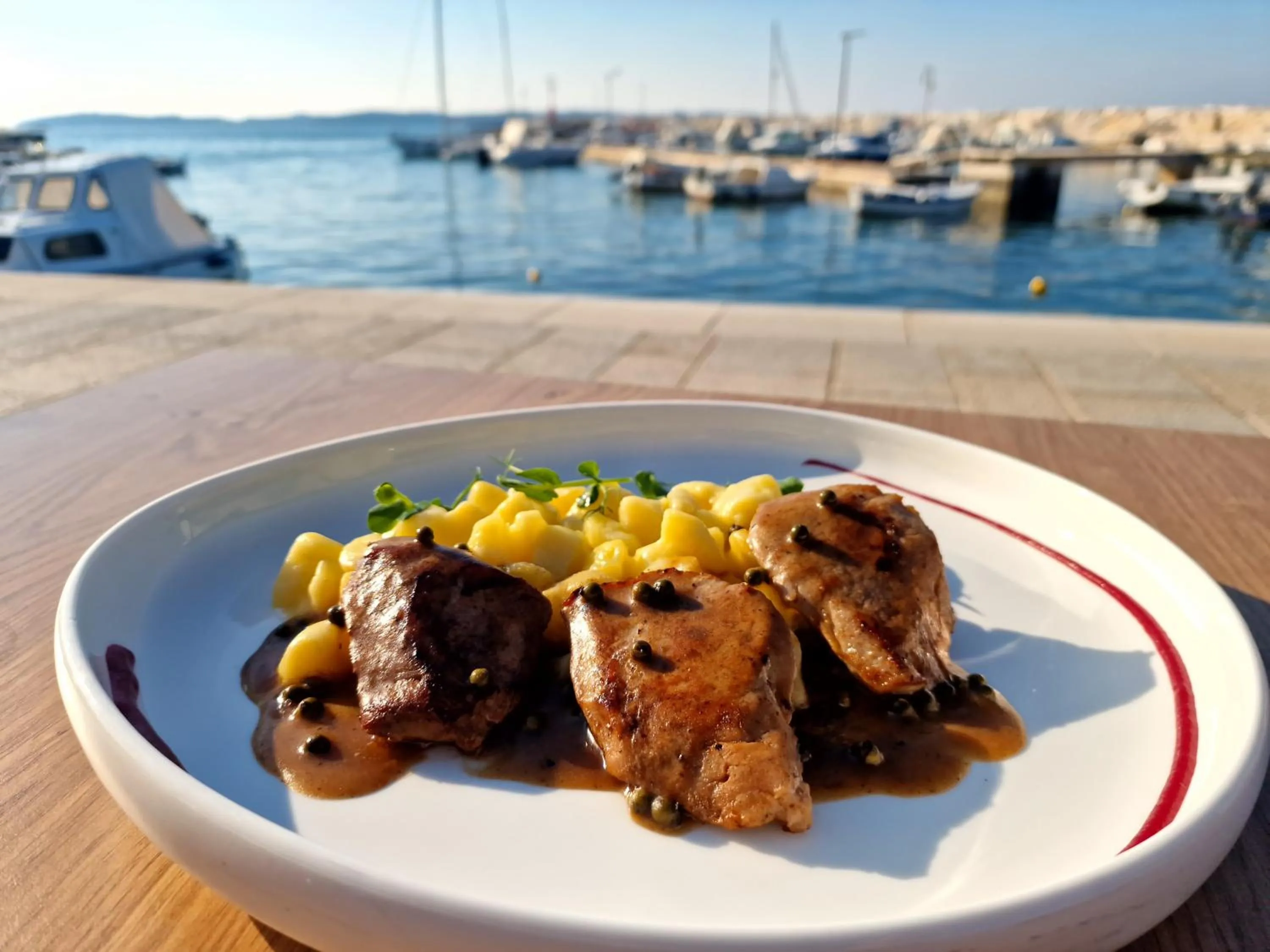 Restaurant/places to eat in Hotel Marina