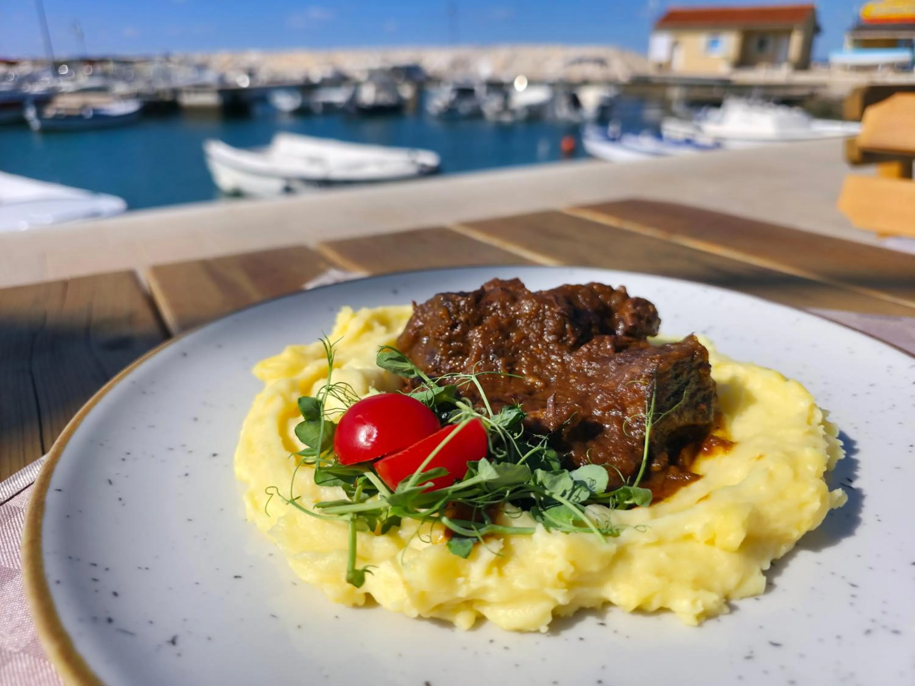 Restaurant/places to eat in Hotel Marina