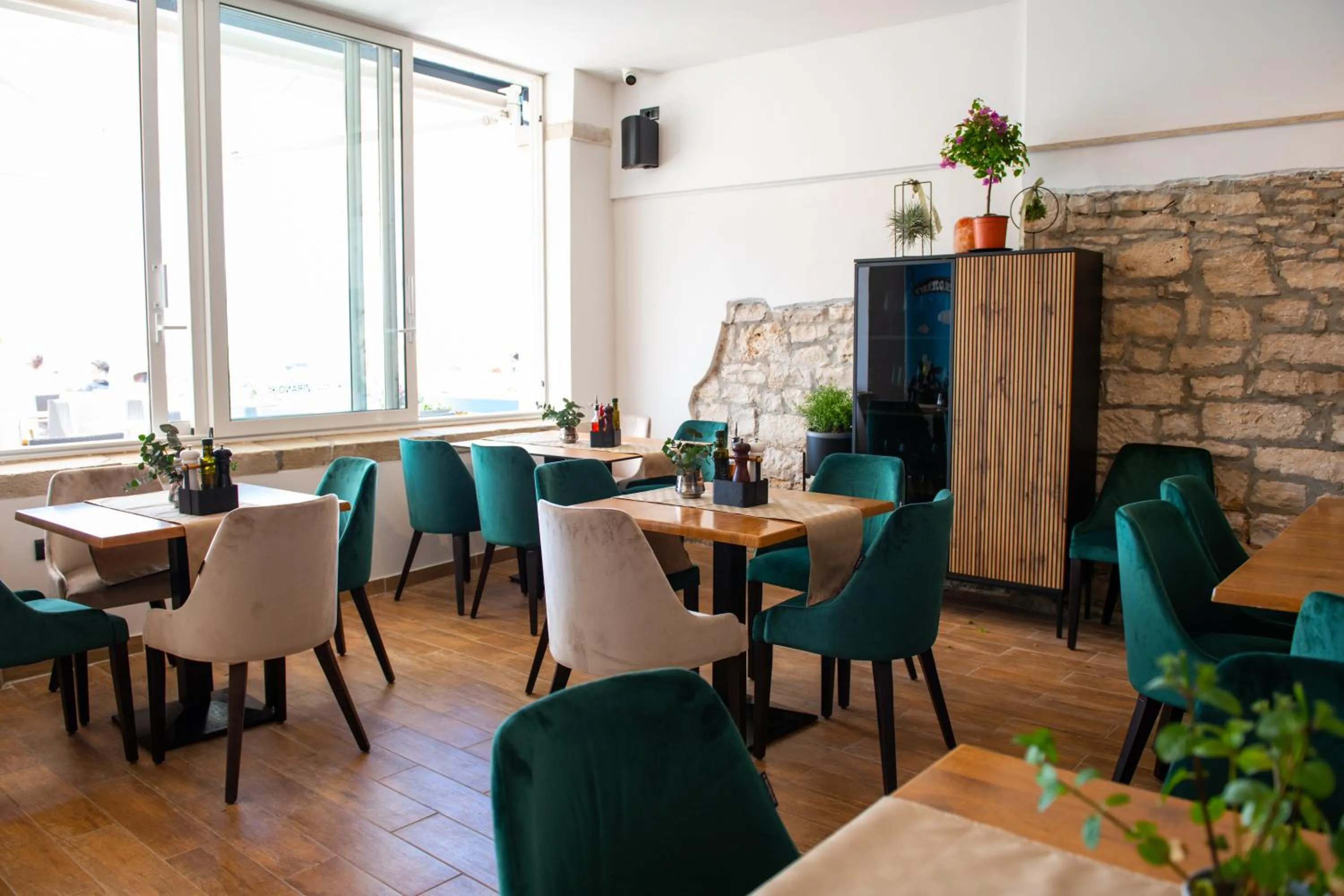 Restaurant/places to eat in Hotel Marina