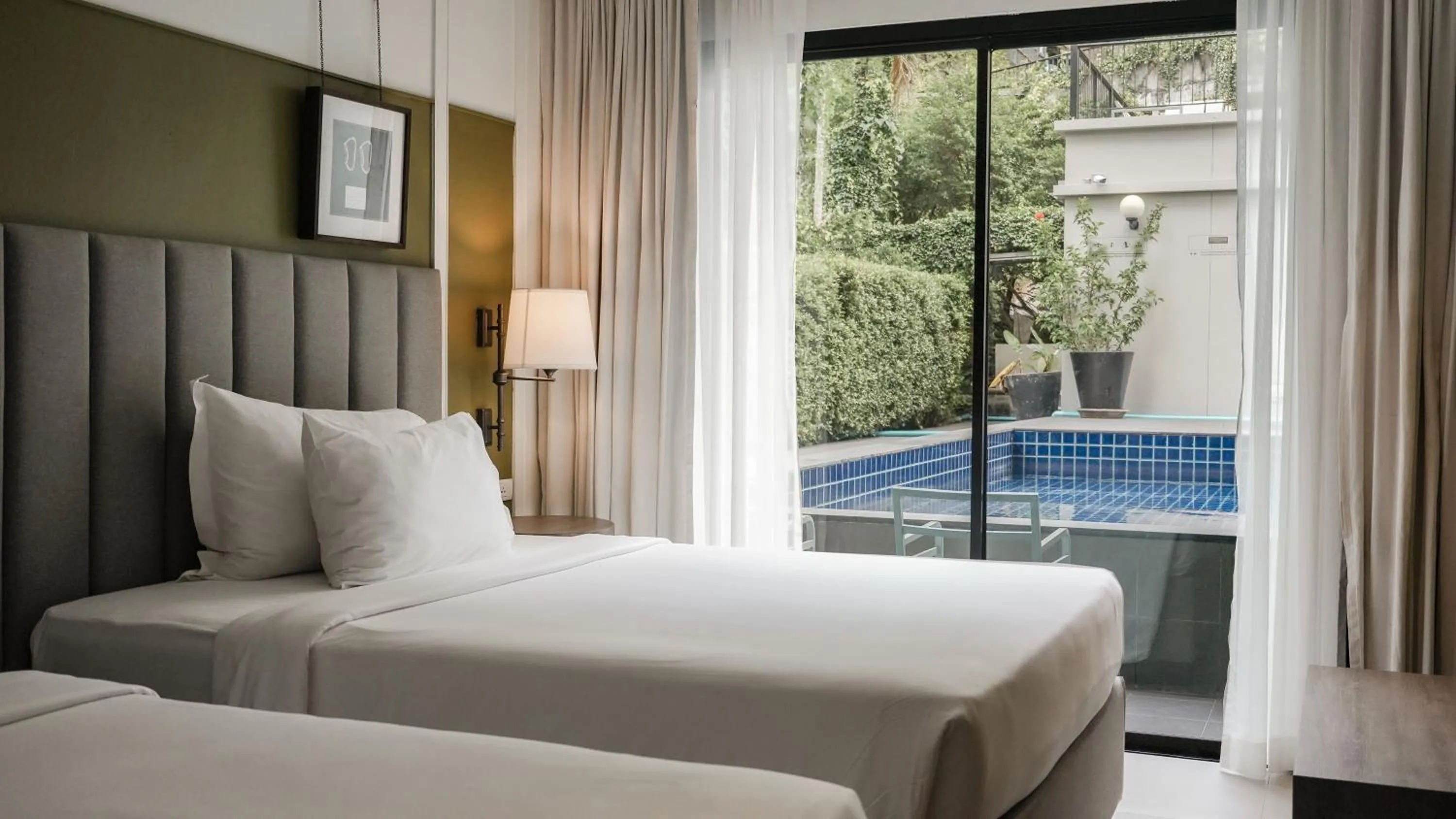 Balcony/Terrace, Bed in Sugar Marina Hotel CLIFFHANGER Aonang