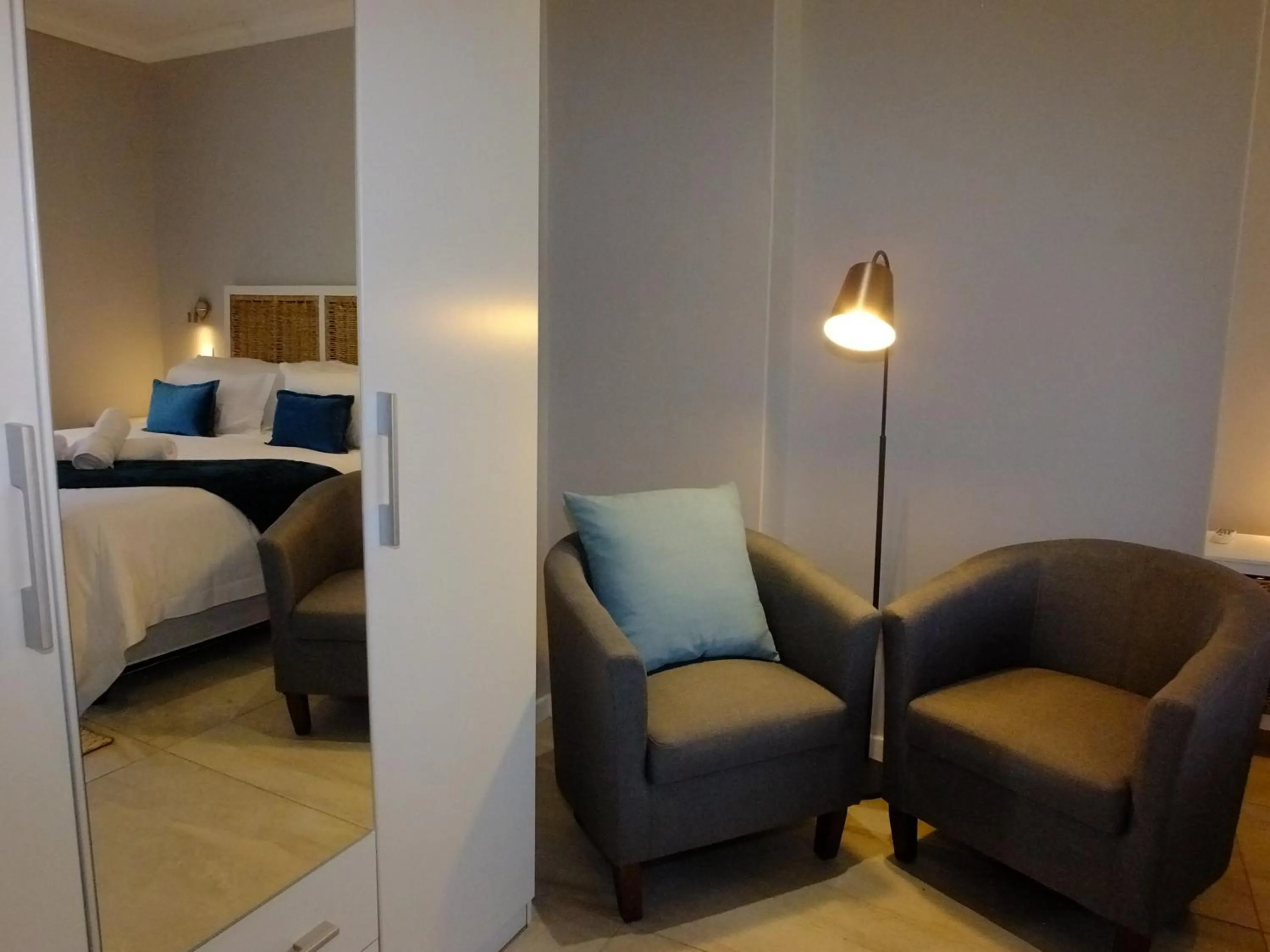 Seating area, Bed in Lauradale Accommodation