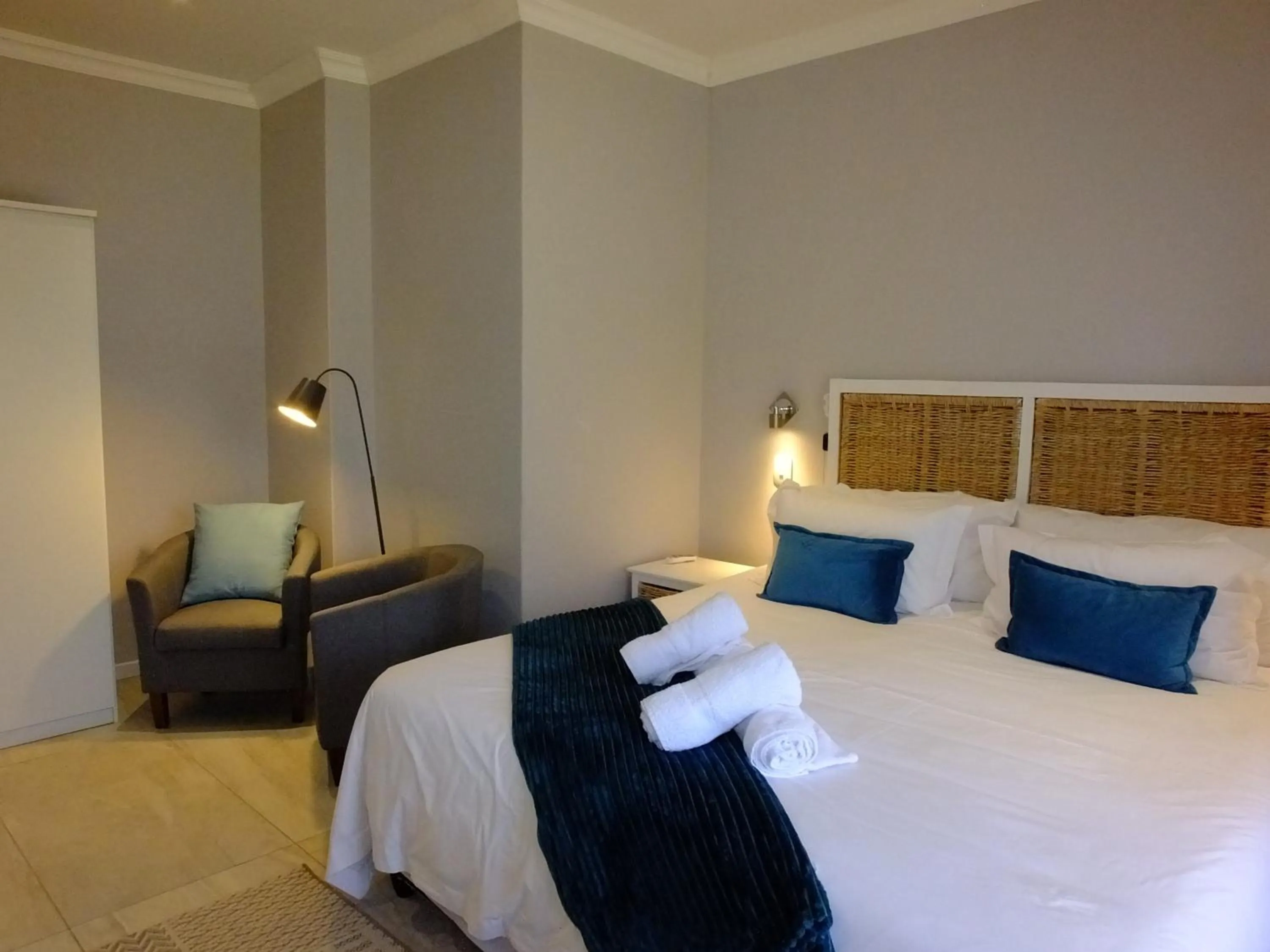 Seating area, Bed in Lauradale Accommodation