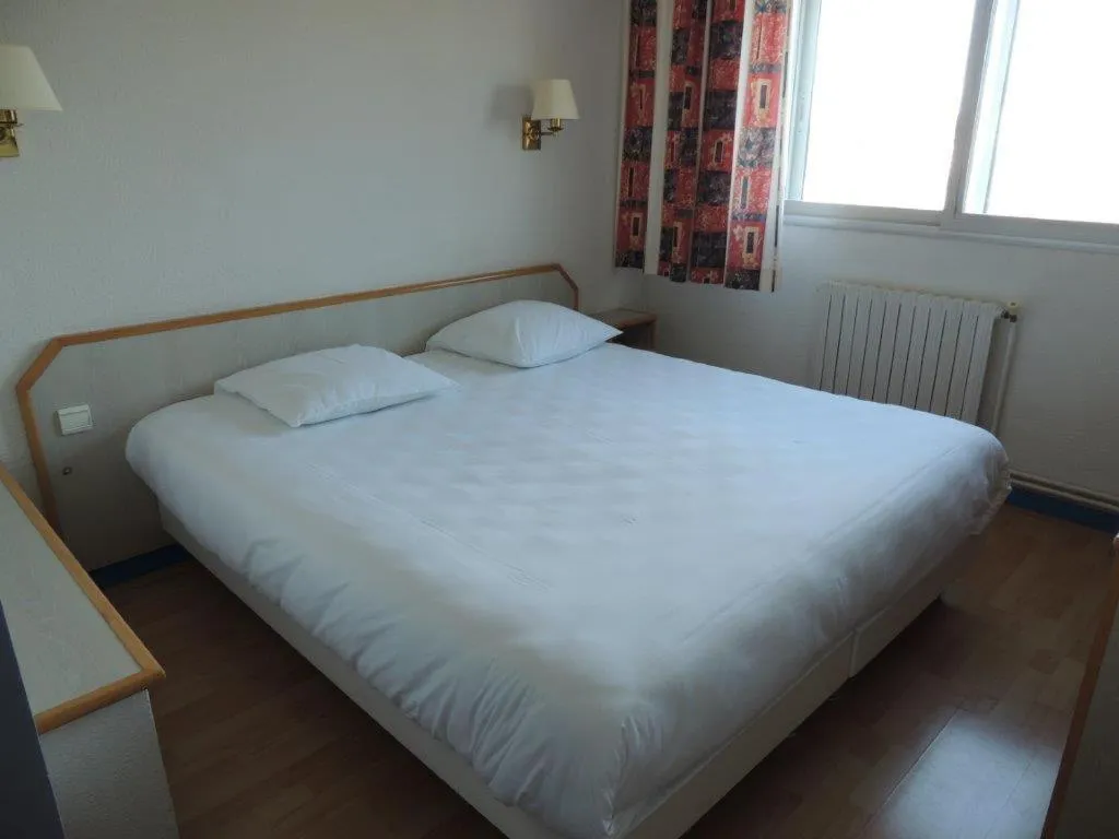 Bedroom, Bed in Hôtel Le Sully La Roche Sur Yon