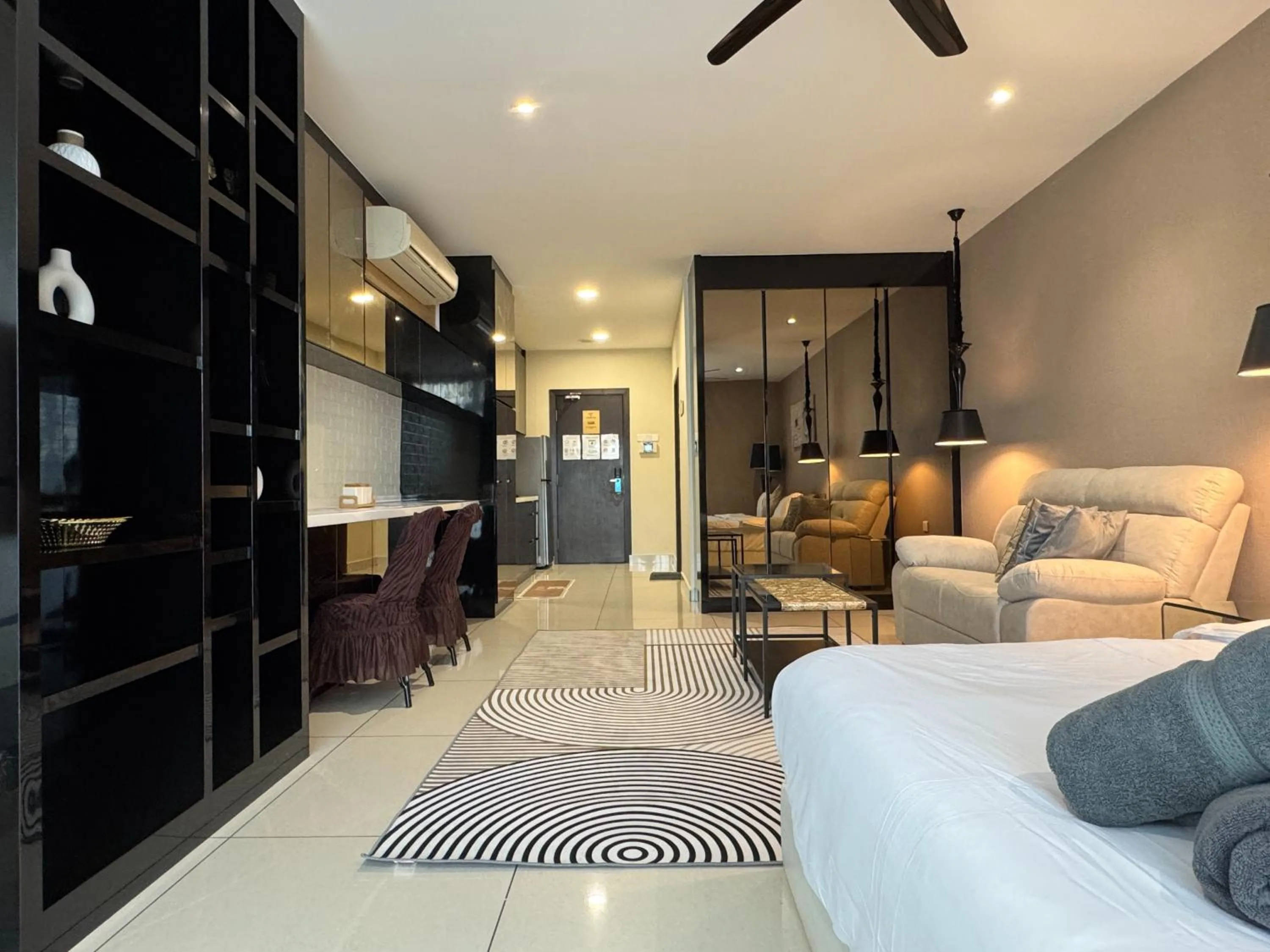 JB City Shopping Mall Apartment