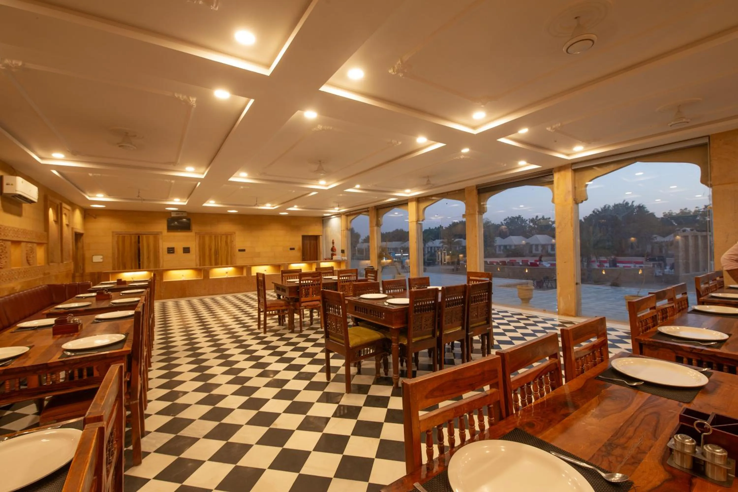 Restaurant/places to eat in Heritage Juma Resort with swimming pool