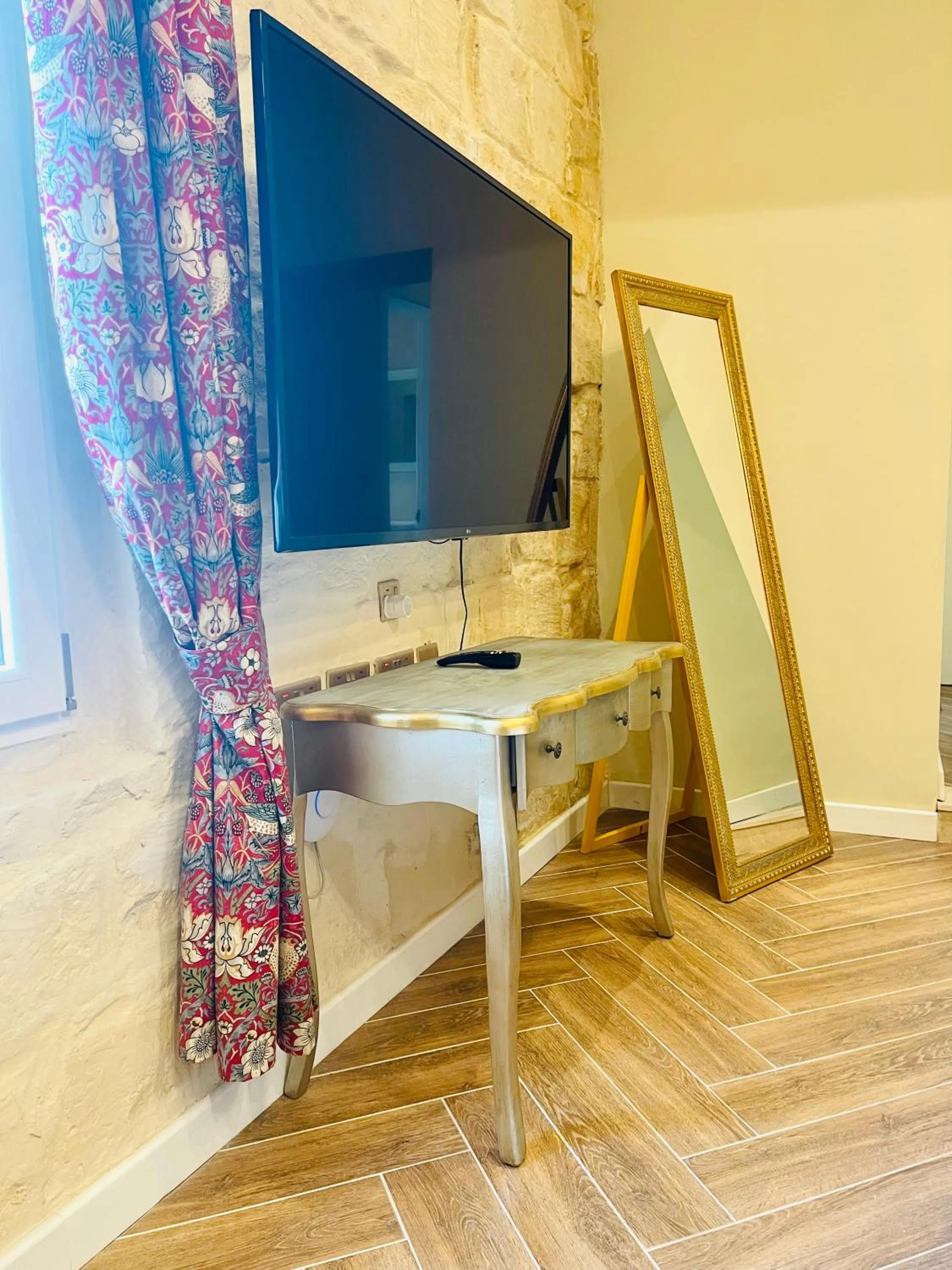 TV and multimedia in The Red Farm Relais & Spa