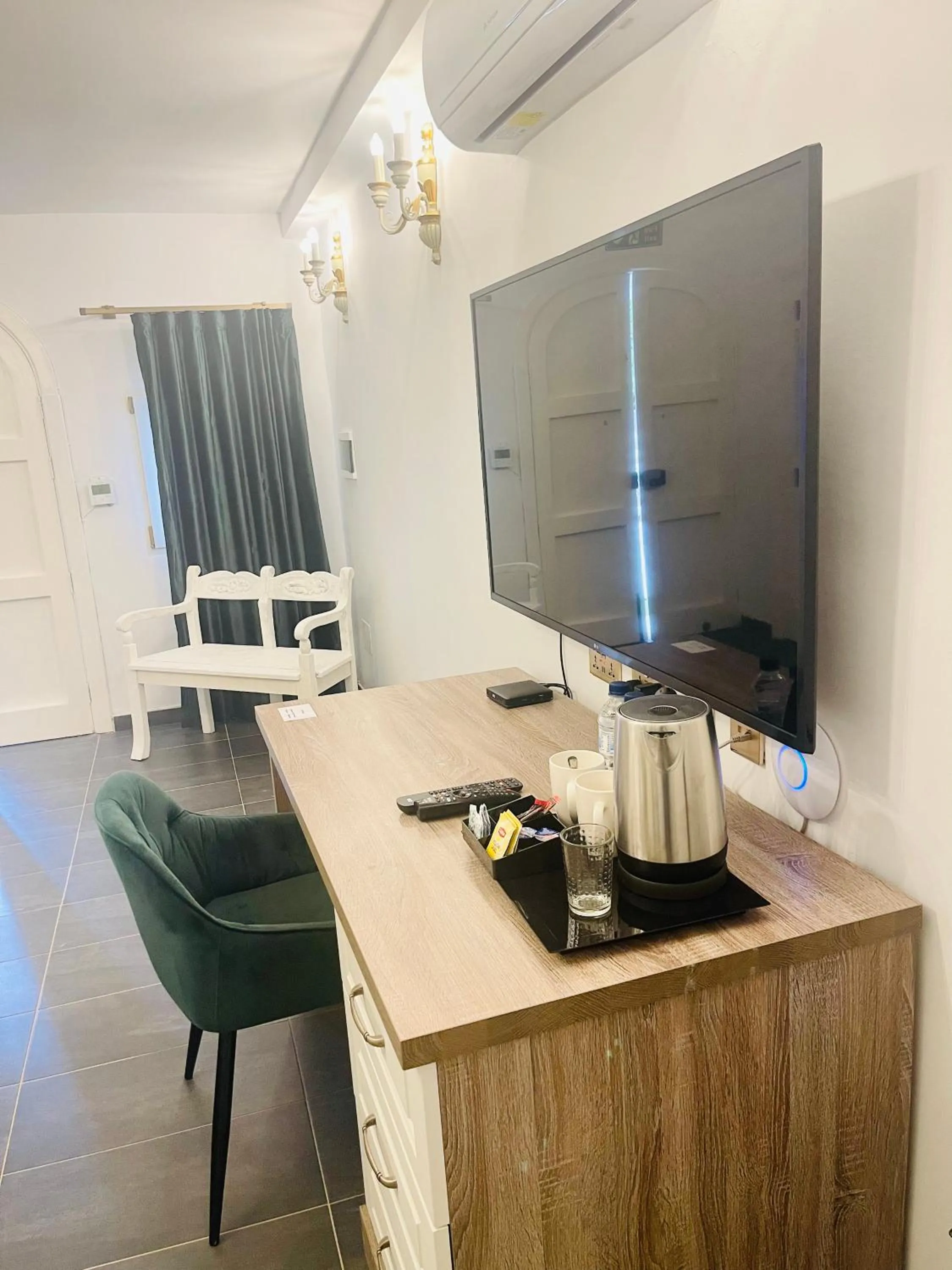 TV and multimedia in The Red Farm Relais & Spa