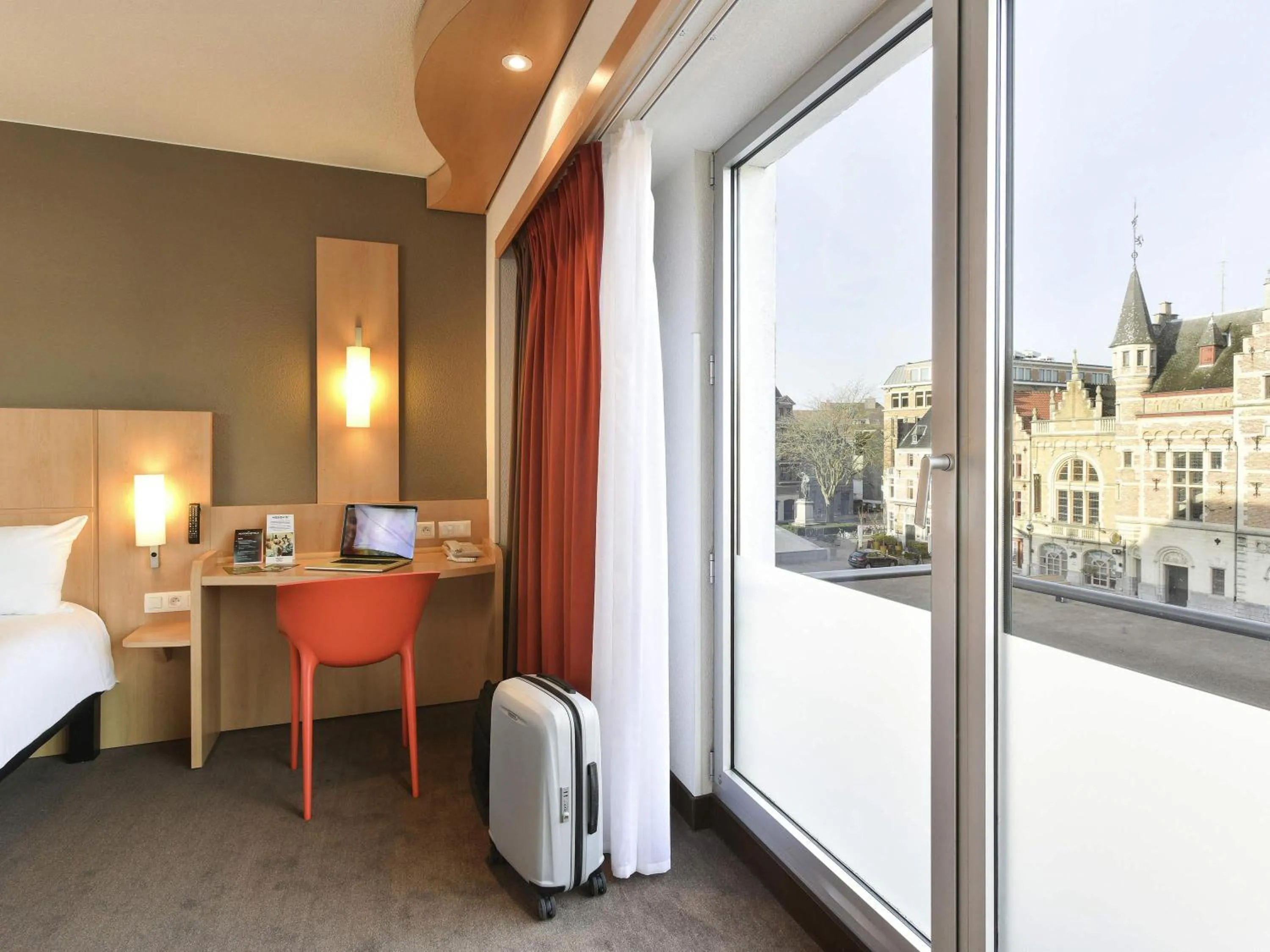 Bedroom, Bed in ibis Kortrijk Centrum