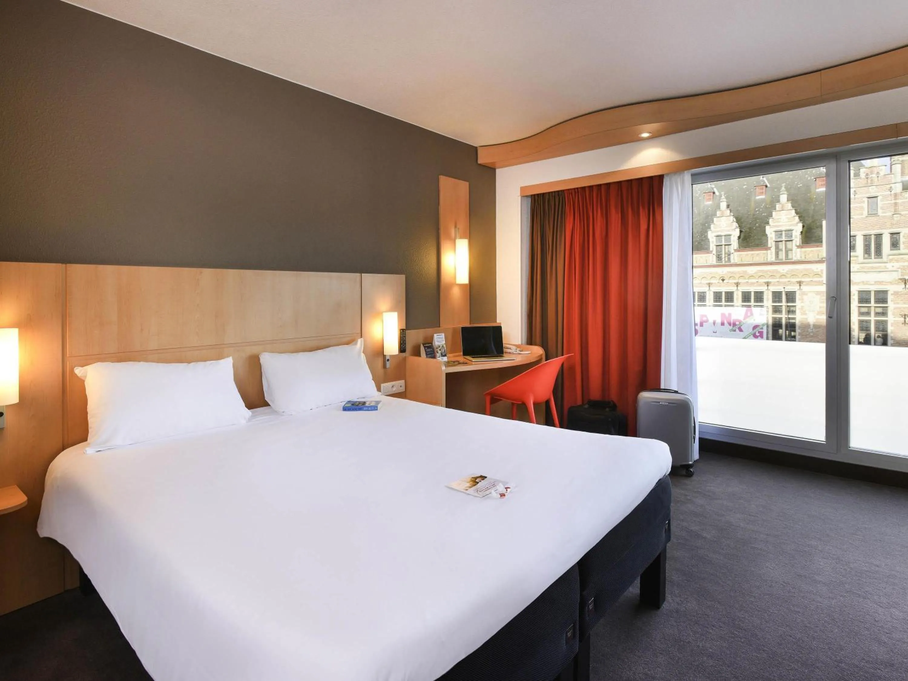 Property building, Bed in ibis Kortrijk Centrum